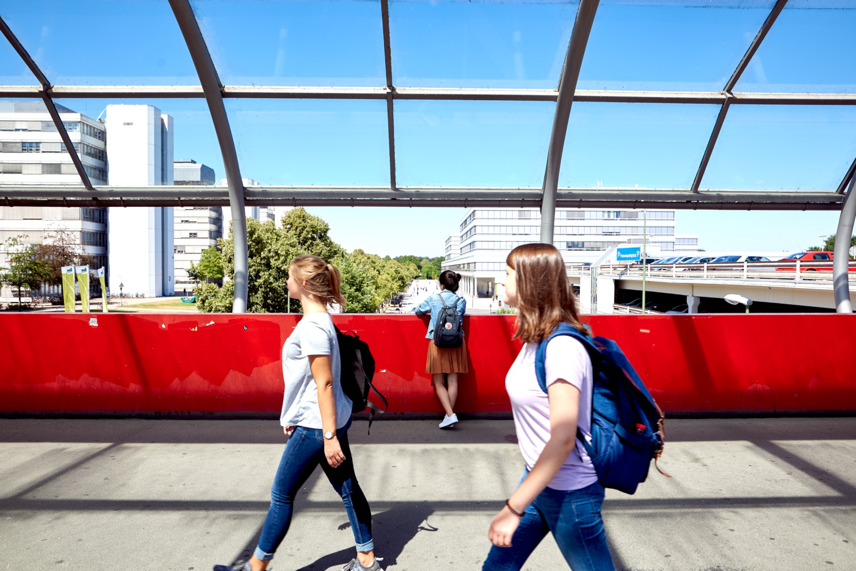 Foto von Studierenden auf dem Weg zum Hauptgebude der Universitt Bielefeld
