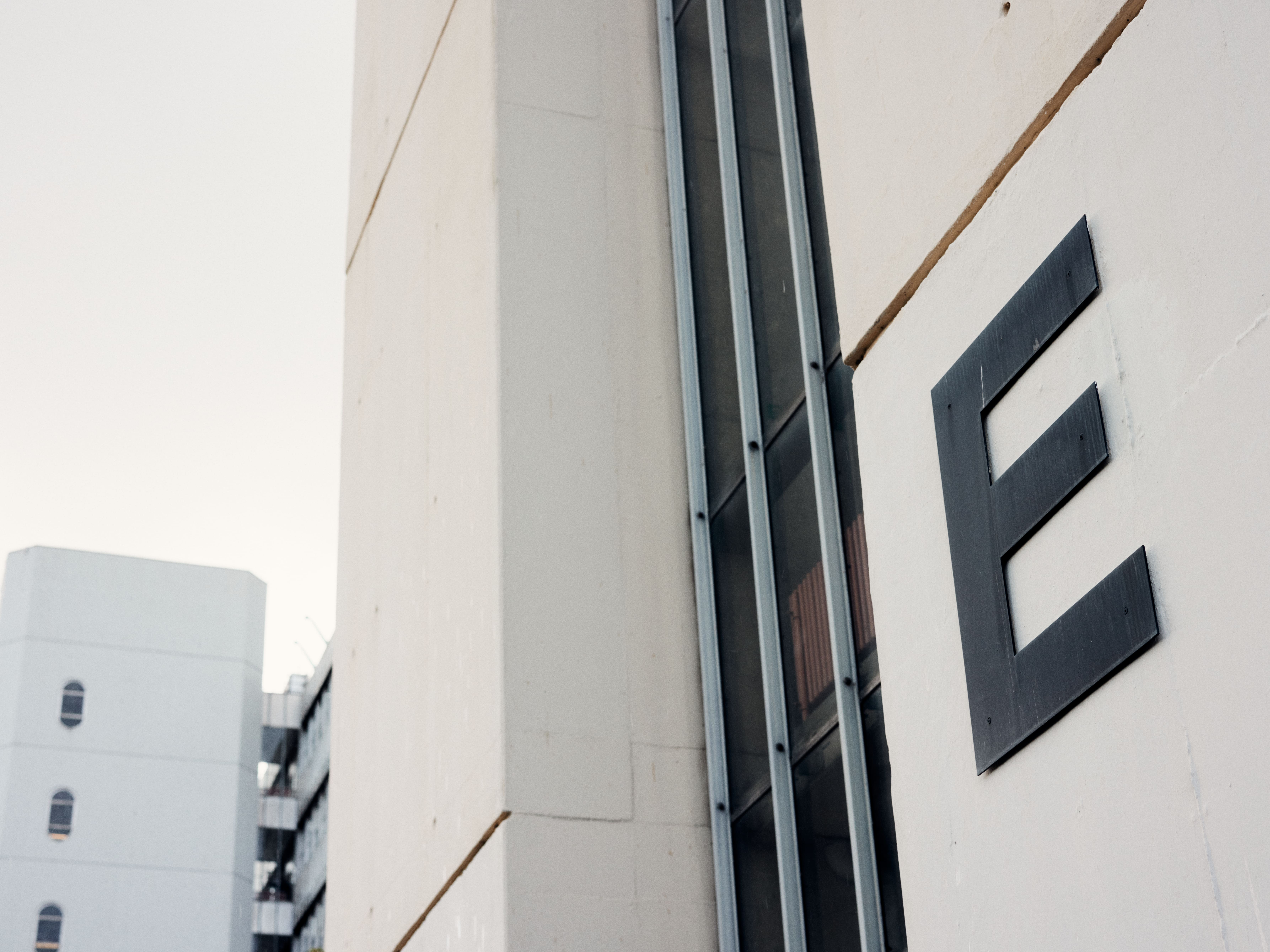 Der Buchstrabe E (für Energiegeld) an einem Turm der Universität Bielefeld 