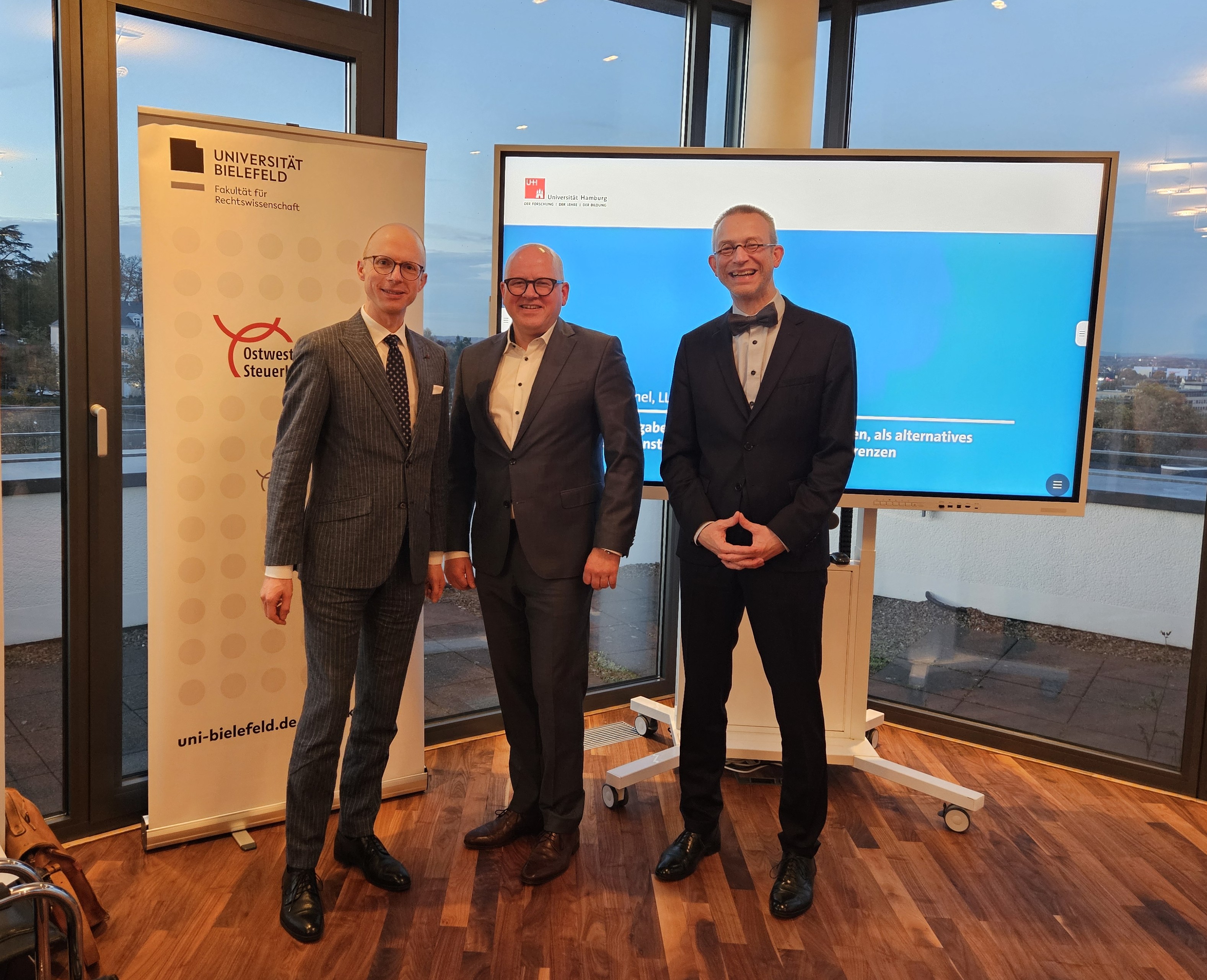 von links nach rechts: Herr Professor Dr. Kempny, LL.M. (UWE Bristol), Herr Dr. Knodel ( von der Kanzlei BRANDI Rechtsanwälte Partnerschaft mbB), Herr Professor Dr. Hummel LL.M.