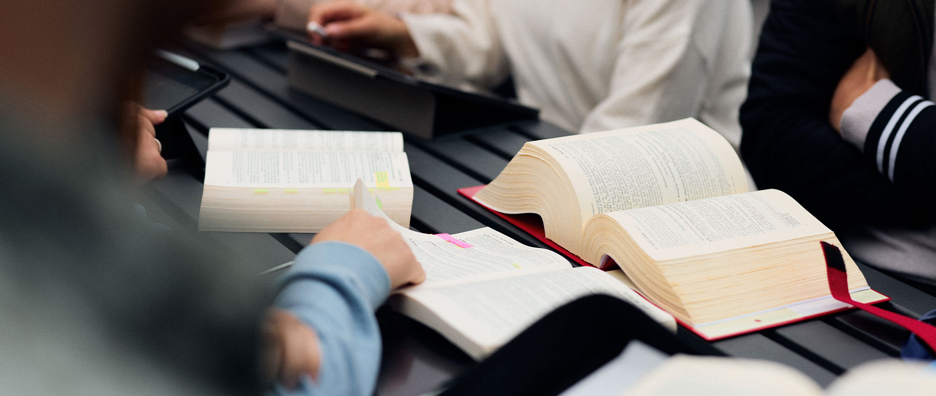 Studierende in der Fachbibliothek Rechtswissenschaft