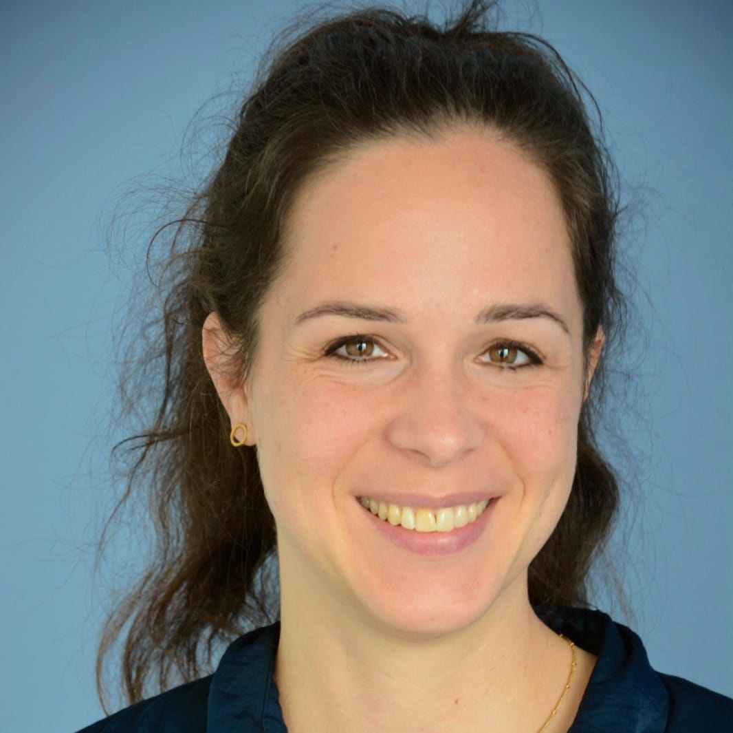Foto von Anika Selbmann vor einer blauen Wand