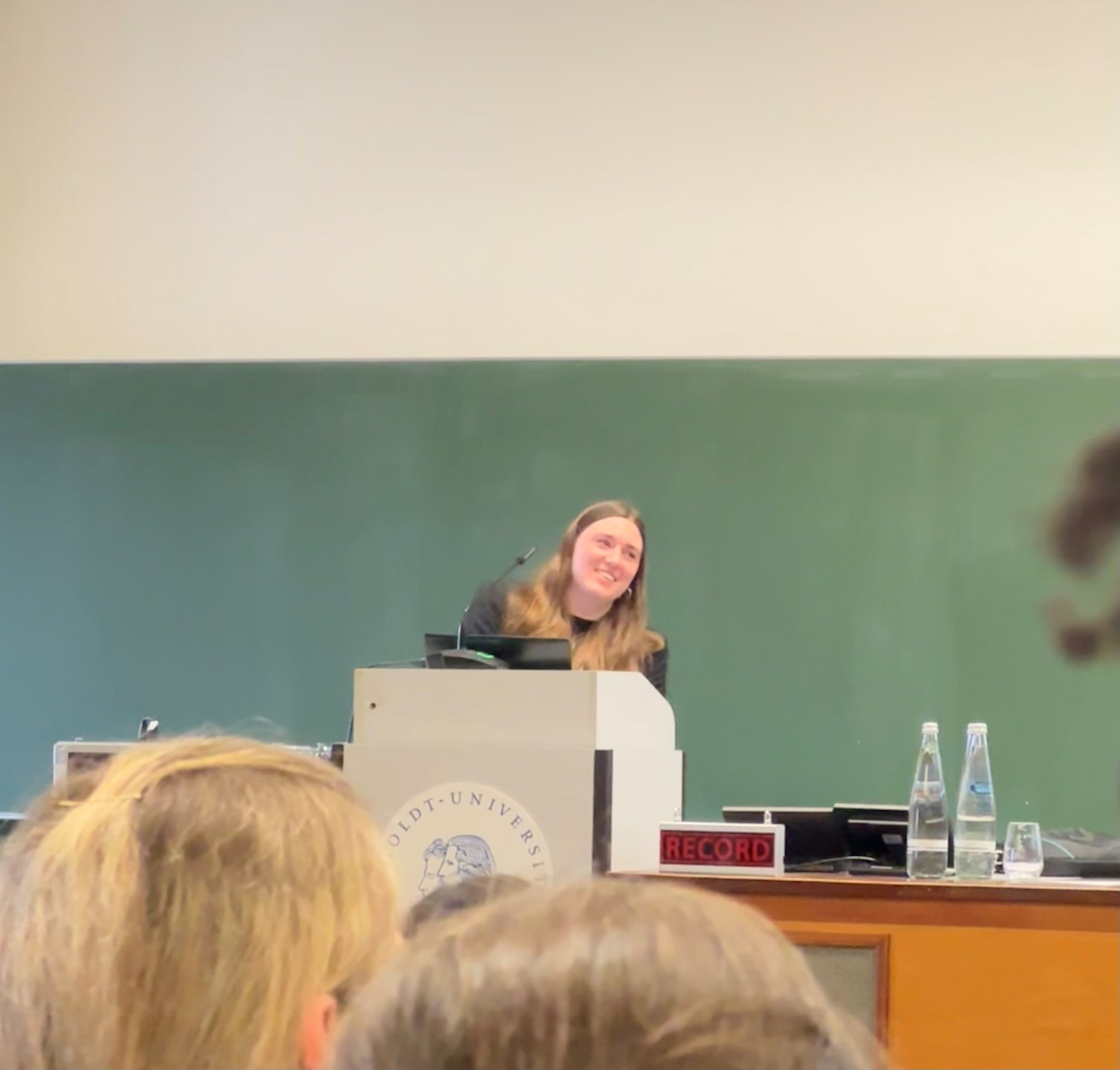 Eine Person hält einen Vortrag