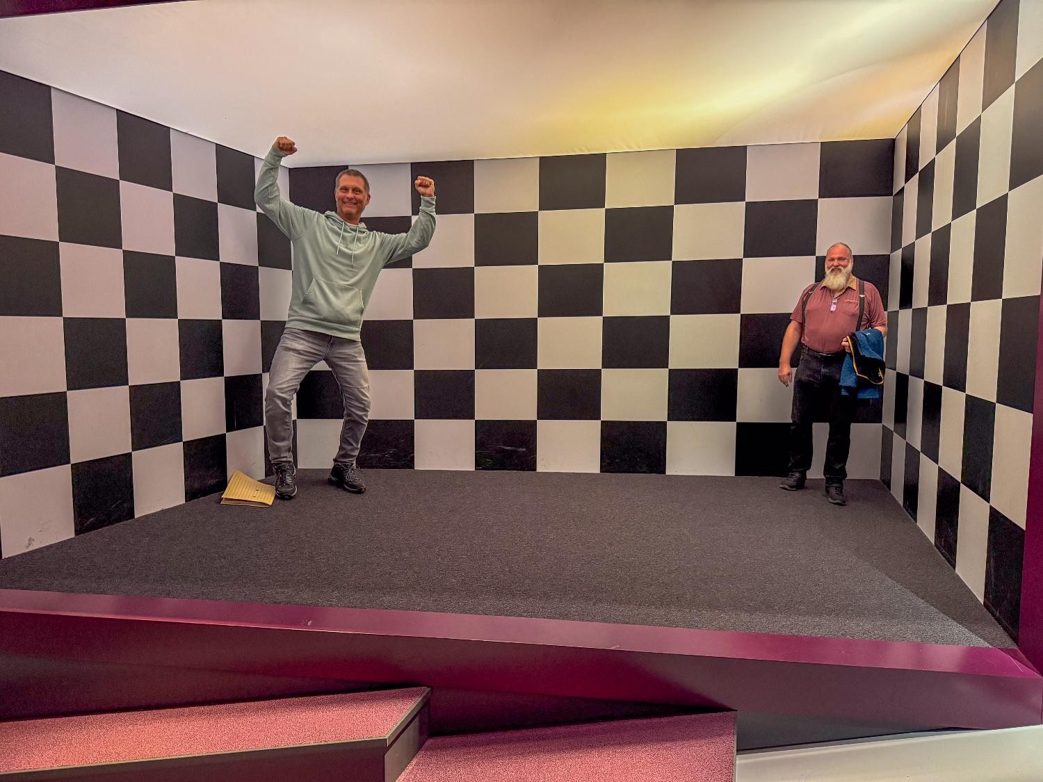 optimische Illusion mit zwei Menschen