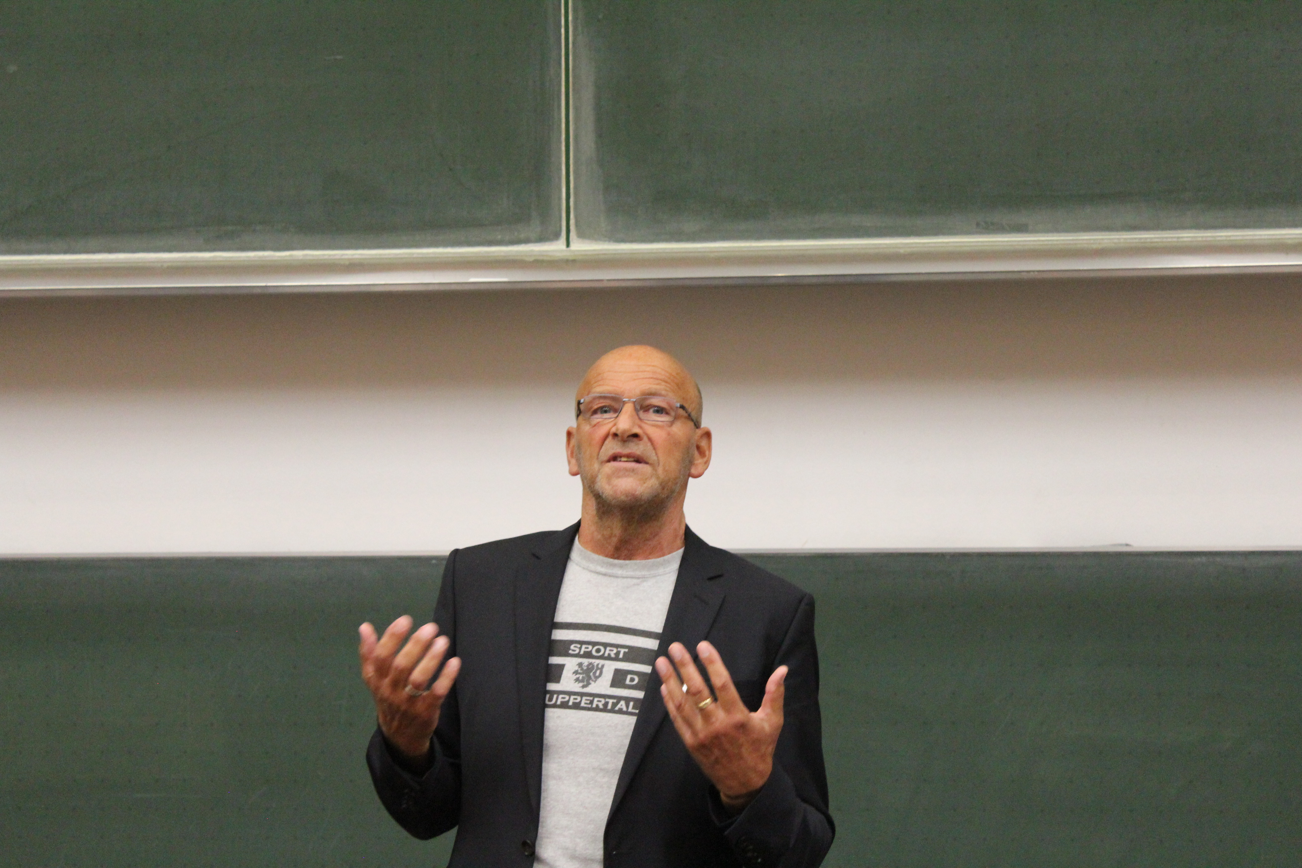 Prof. Eckard Balz im Hörsaal vor einer Tafel