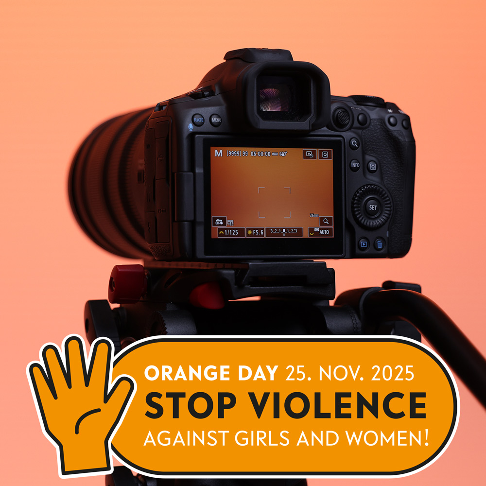 Fotokamera für einem orangenen Hintergrund.