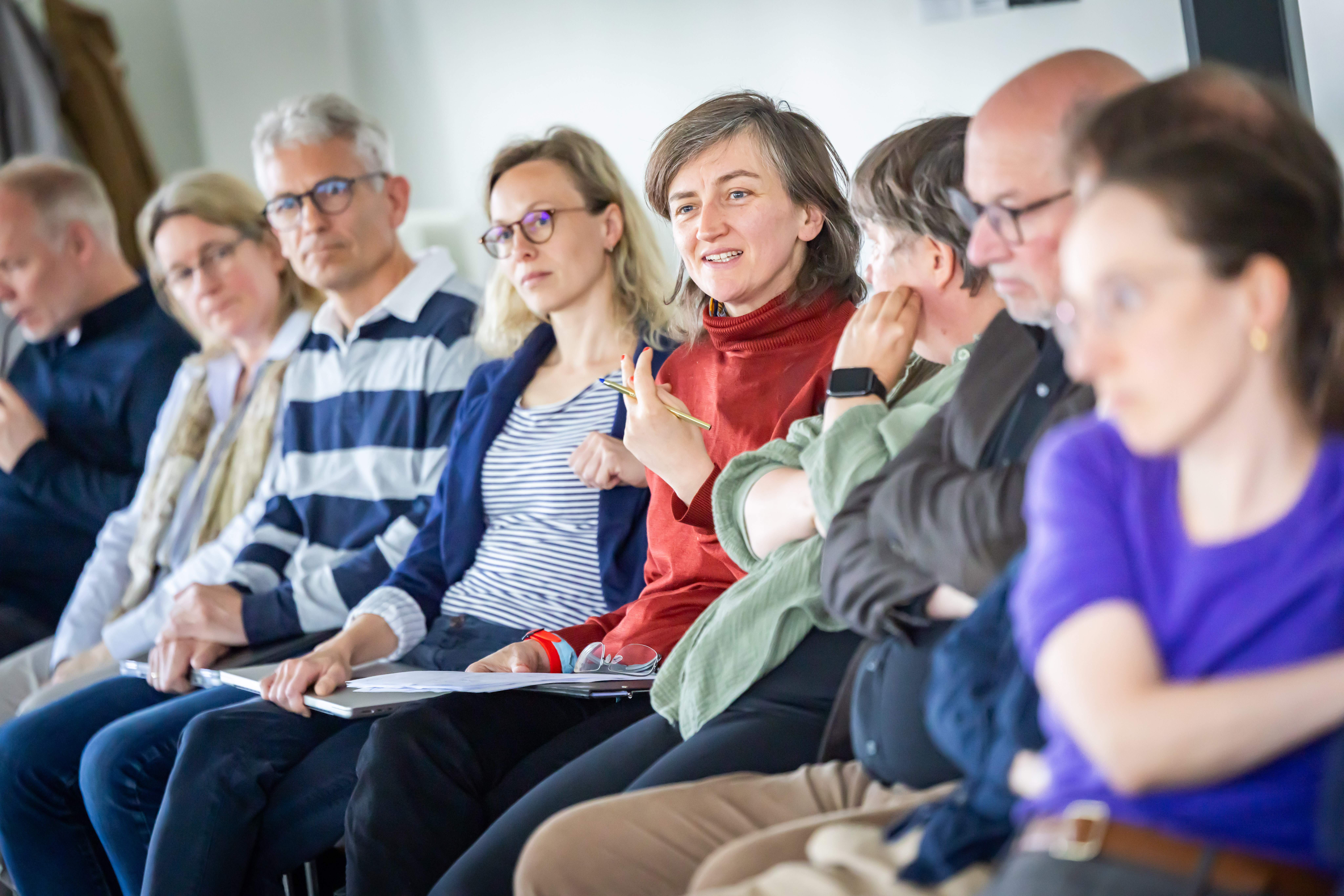 eine gruppe von menschen im stuhlkreis
