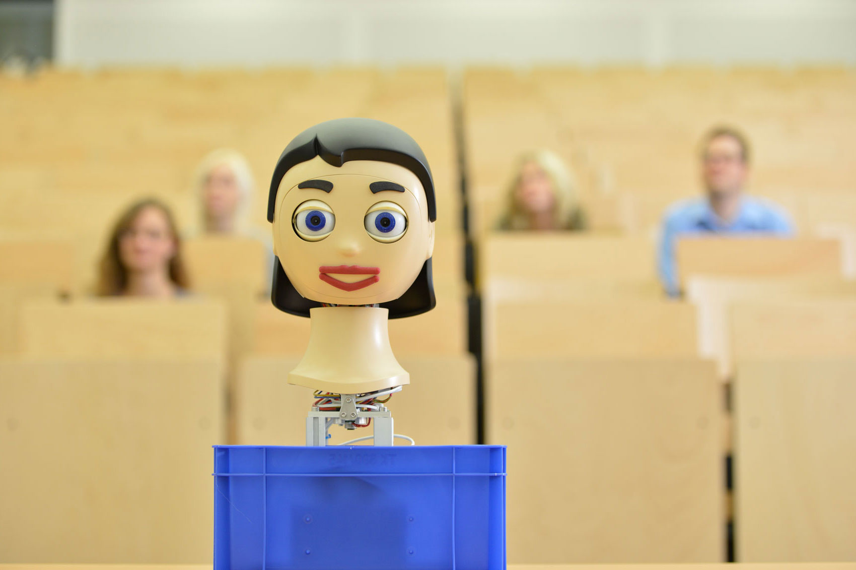 Kind und Roboter spielen zusammen