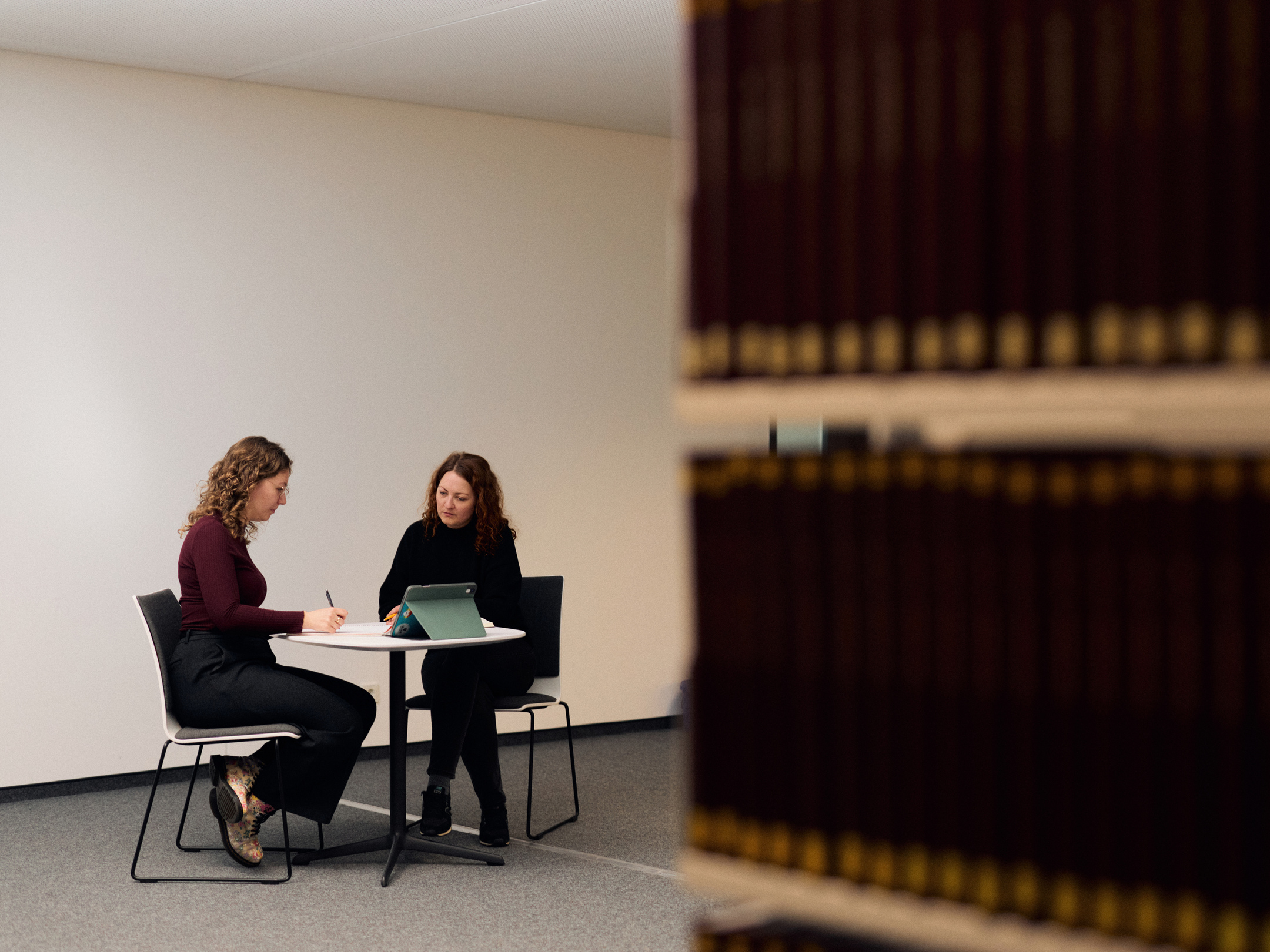 Zwei Studentinnen in der Bib