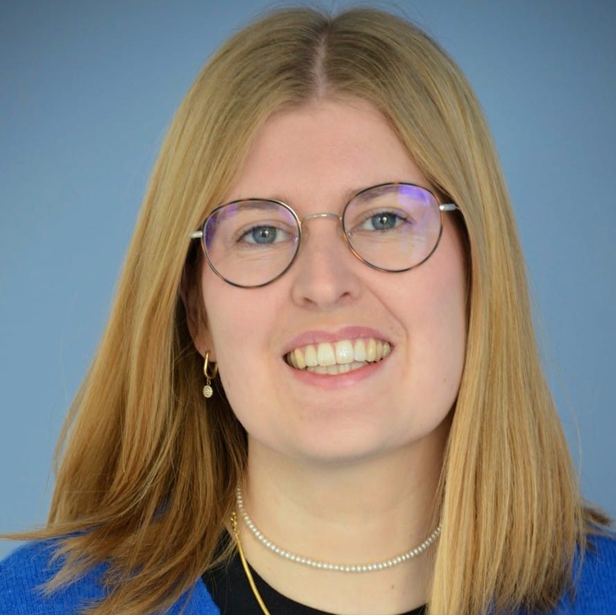 Foto von Leonie Weithöner vor einer blauen Wand
