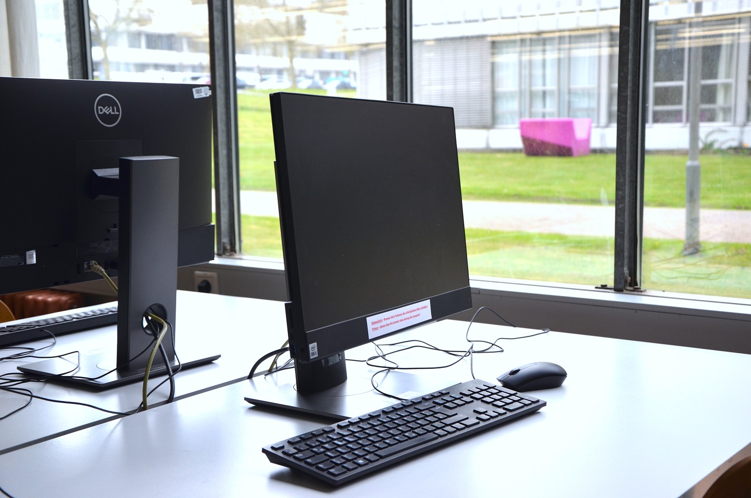 PC-Arbeitsplatz mit Blick nach Draußen