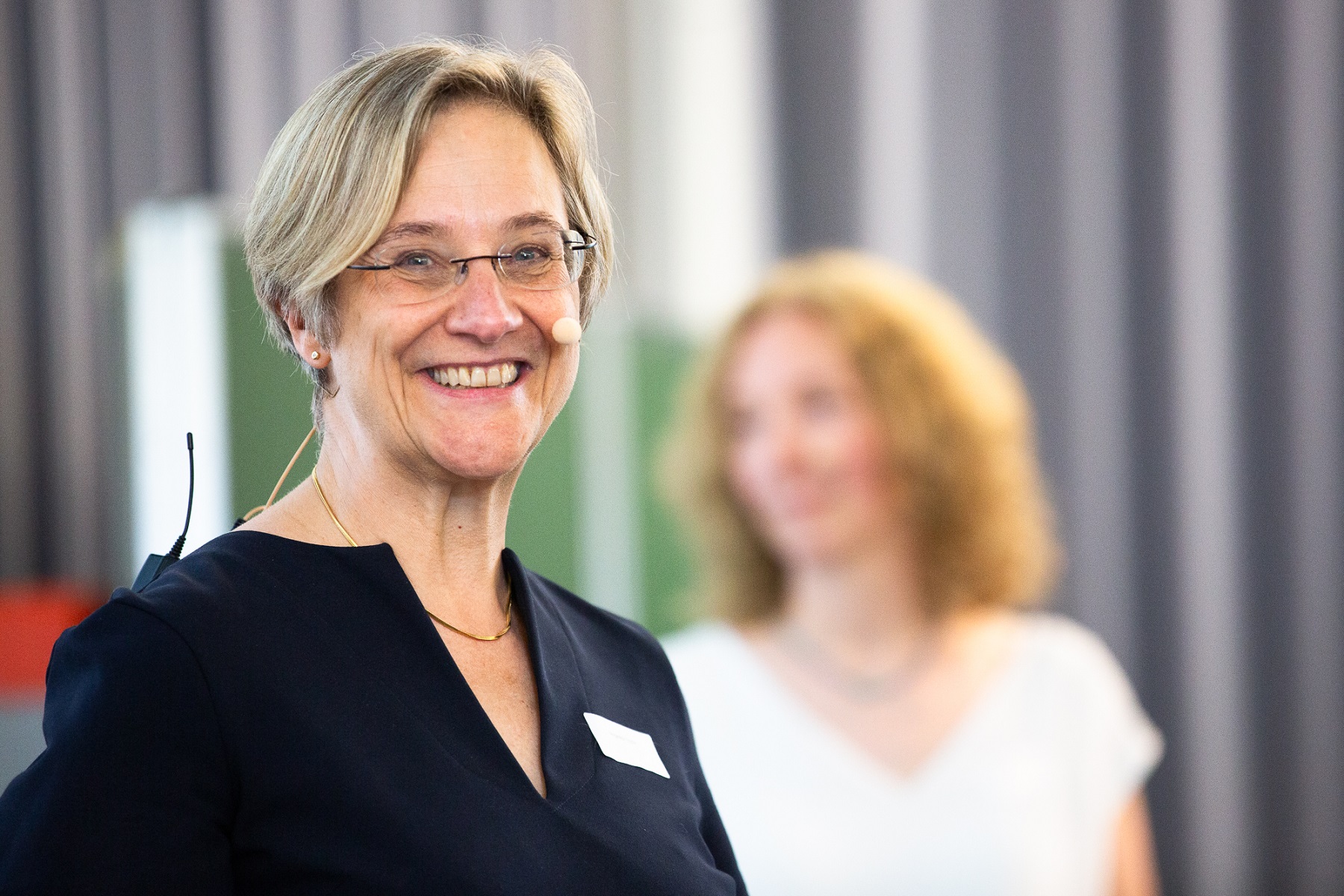 Porträt von Prof. Dr. Angelika Epple im Vordergrund und Prof. Dr. Christiane Fuchs im Hintergrund