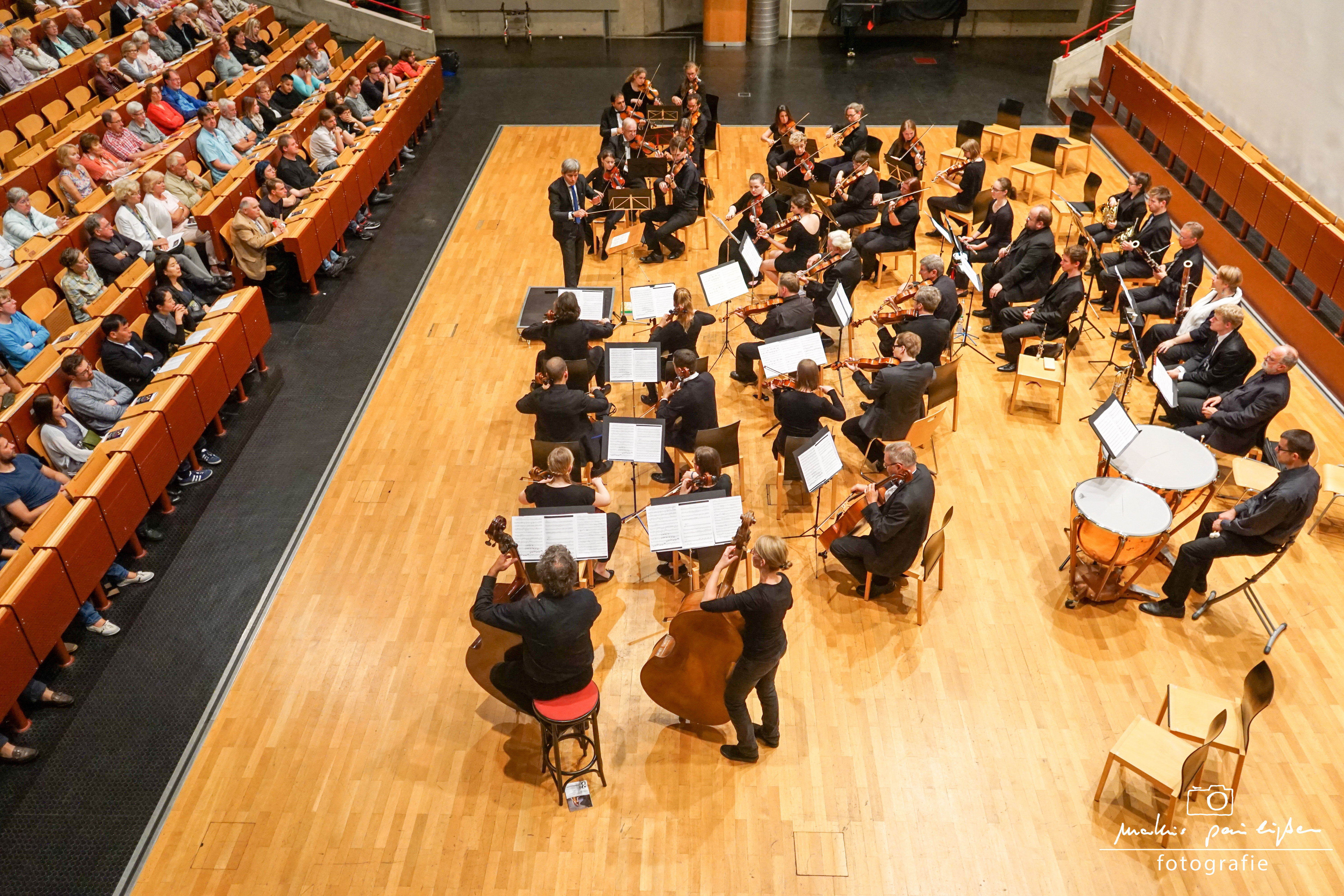 Eine Solistin und ein Pianist während einer Aufführung