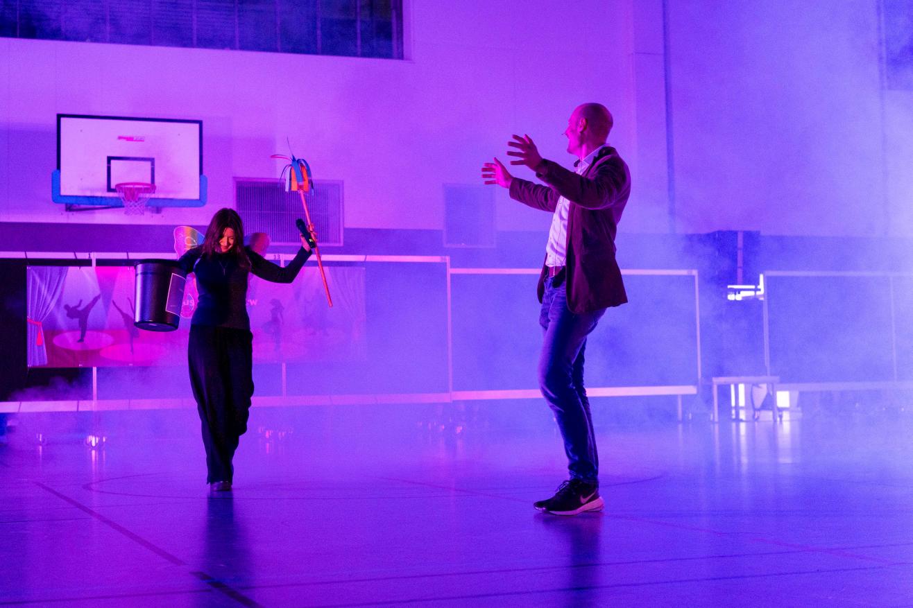 Jonglieren mit Stäben