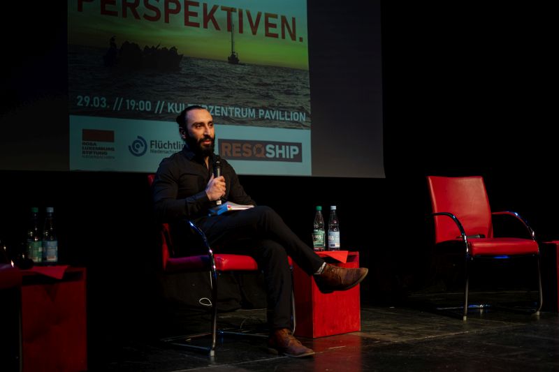 Imad Al Suliman auf einer Bühne