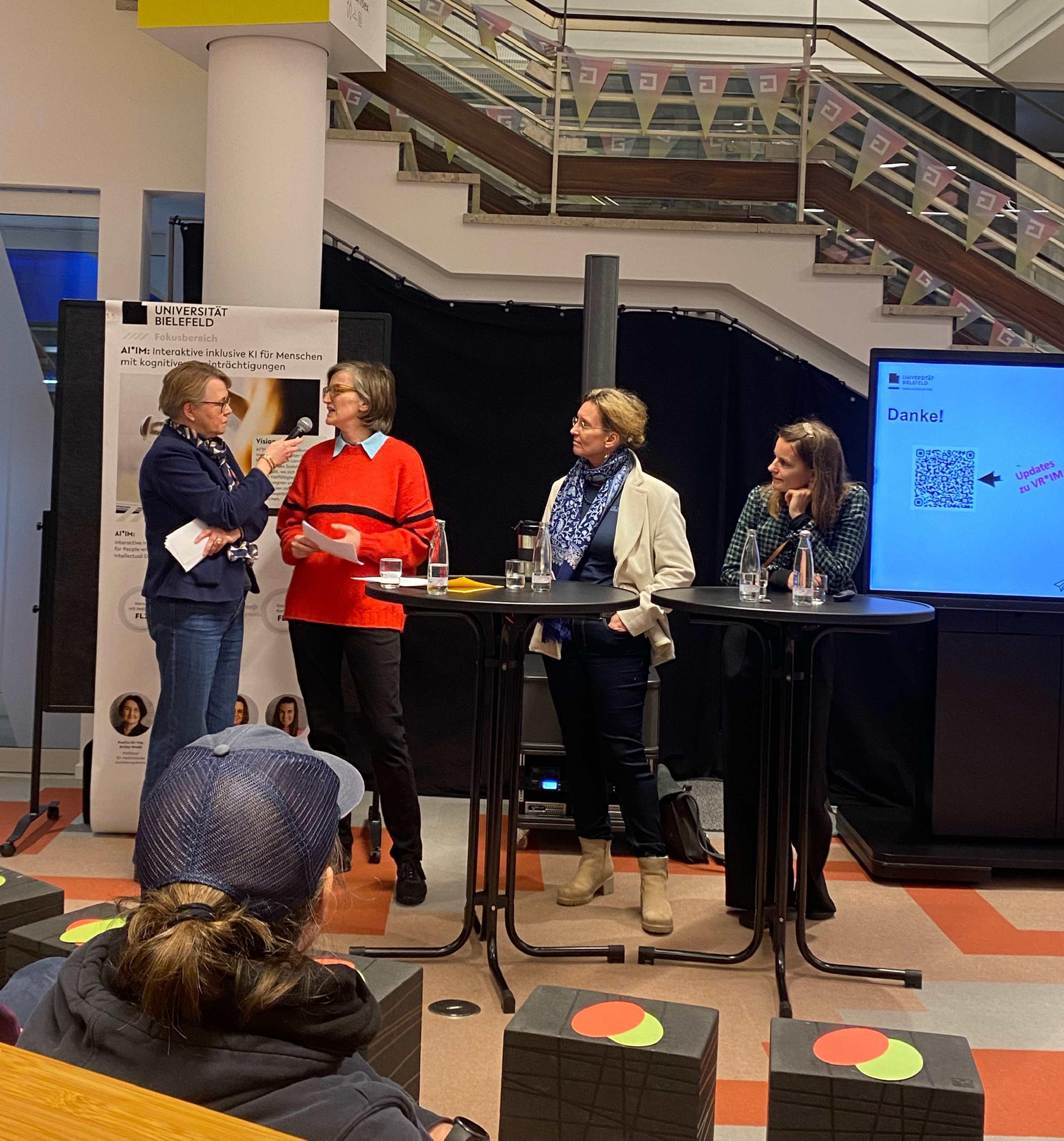 Frauen reden bei einer Plenumsdiskussion