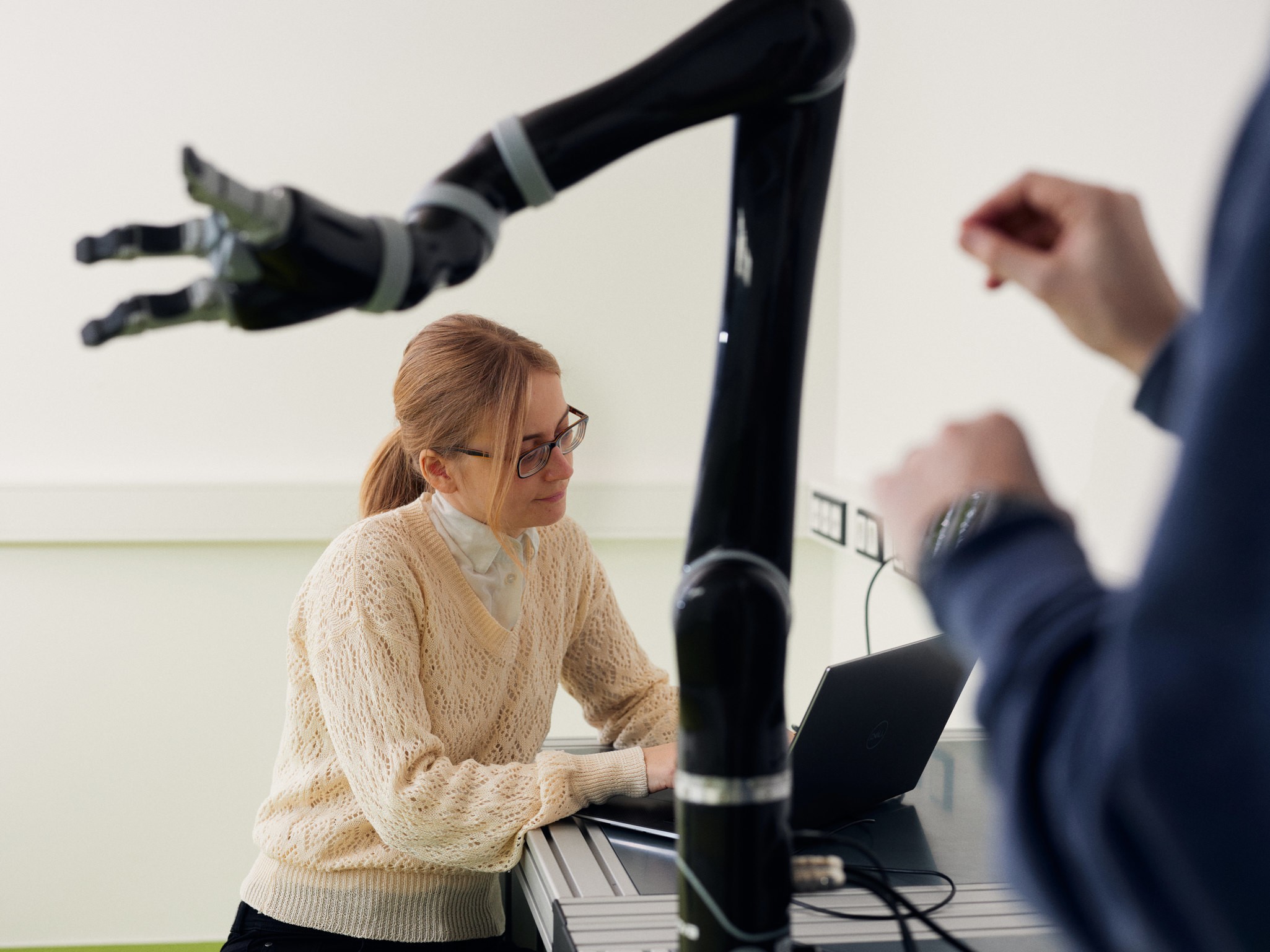Forschende arbeiten mit dem Arm