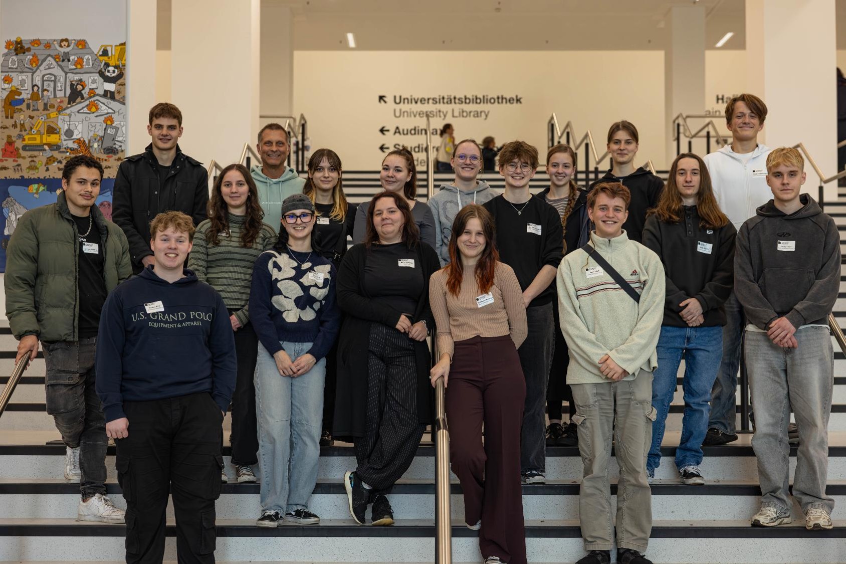 Azubis am Haupteingang der Uni