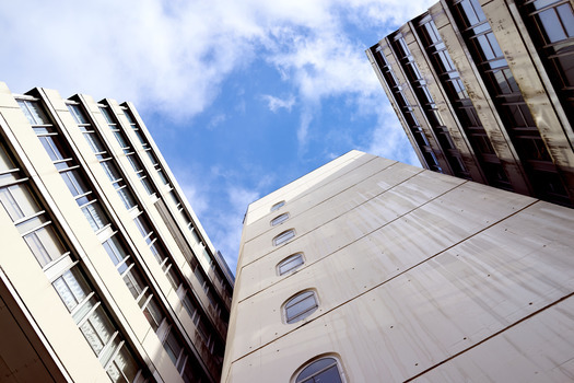 Universitätsgebäude, Blick in den Himmel