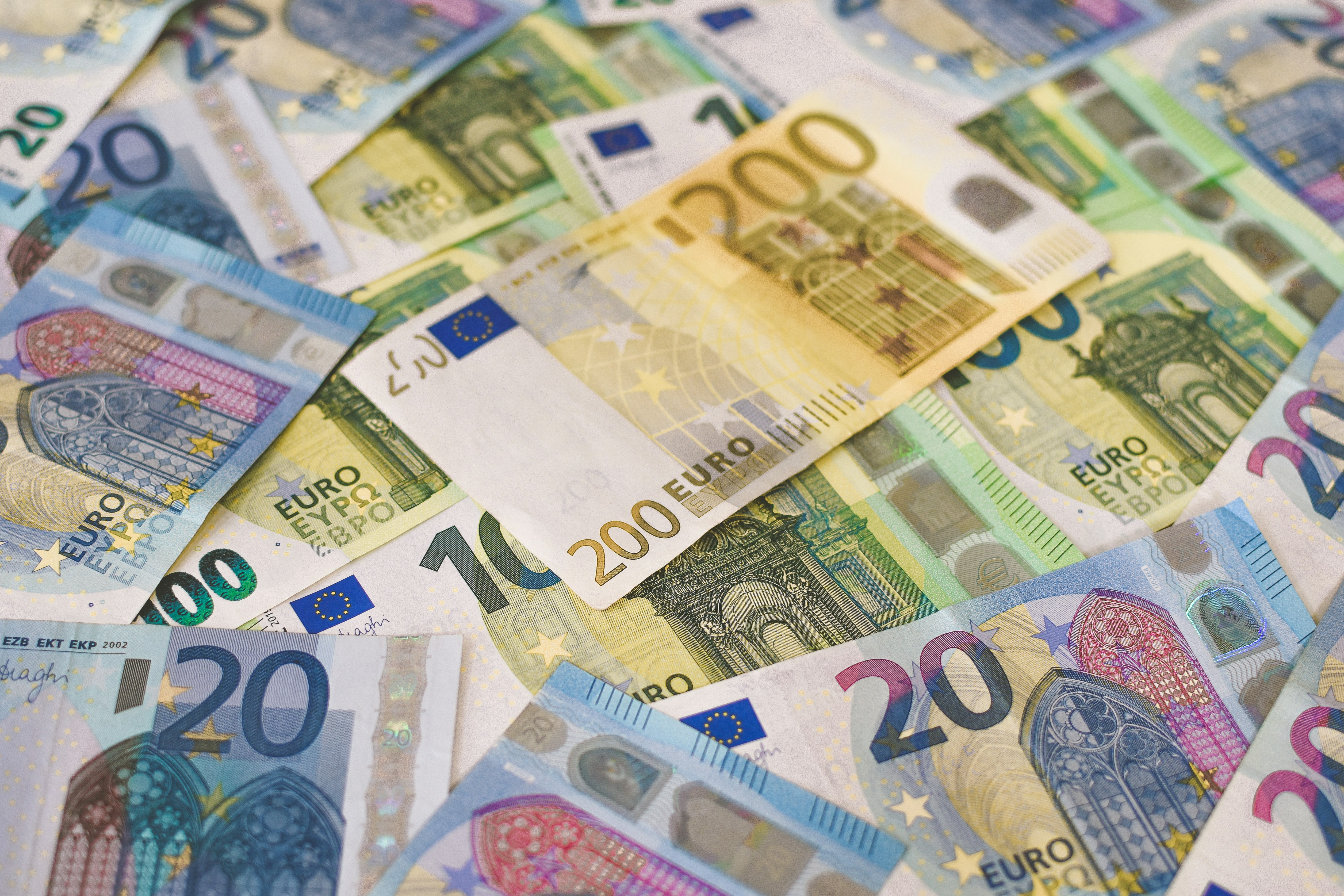 Ein Bild von einer großen Menge Banknoten in Euro