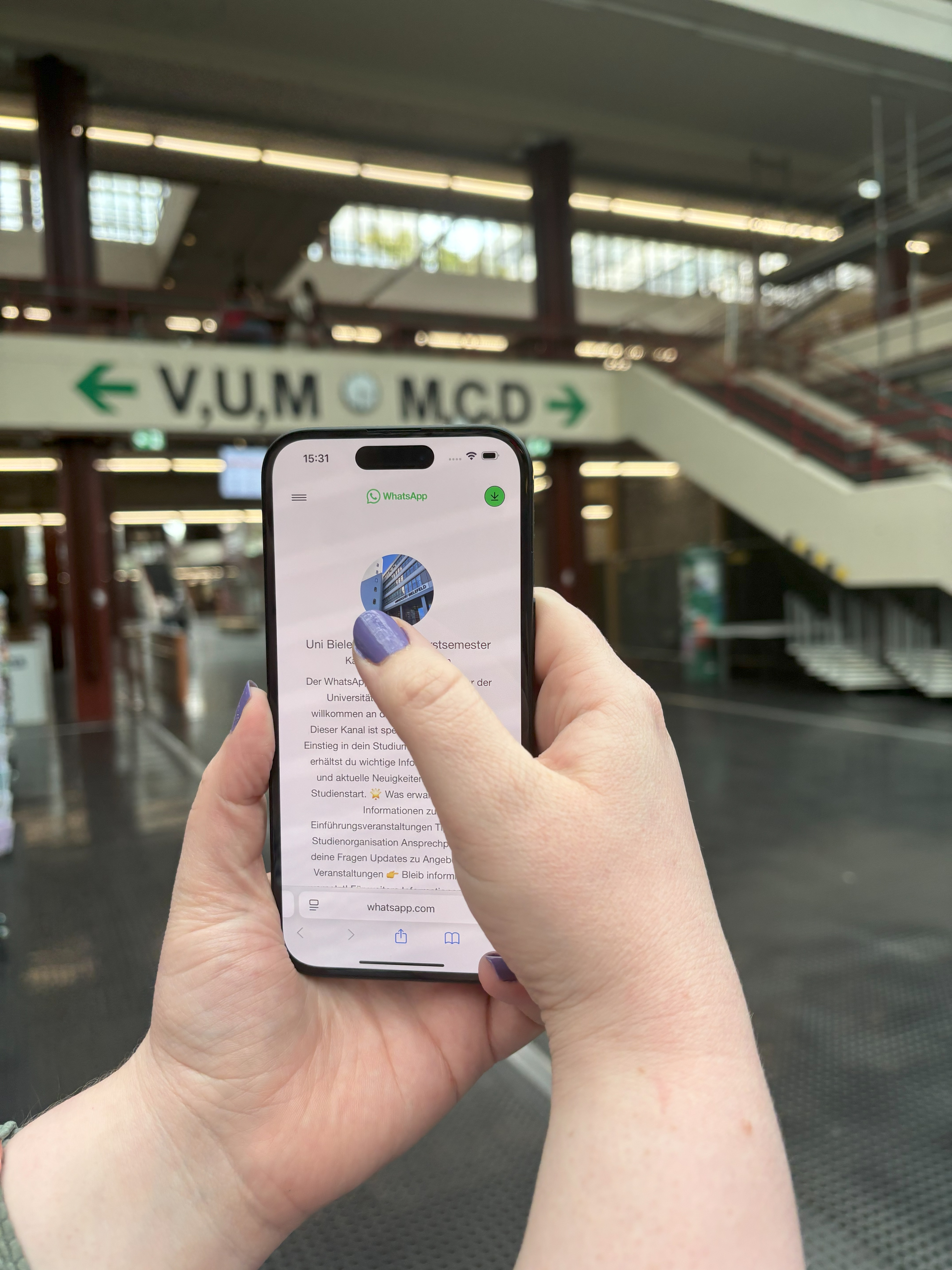 Jemand öffnet WhatsApp auf dem Smartphone