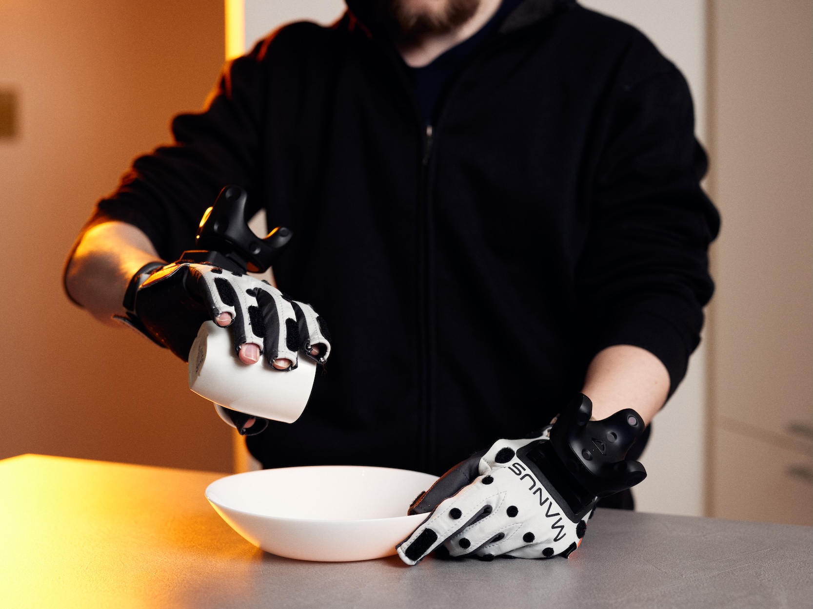 Die Handschuhe werden von einem Forschenden genutzt