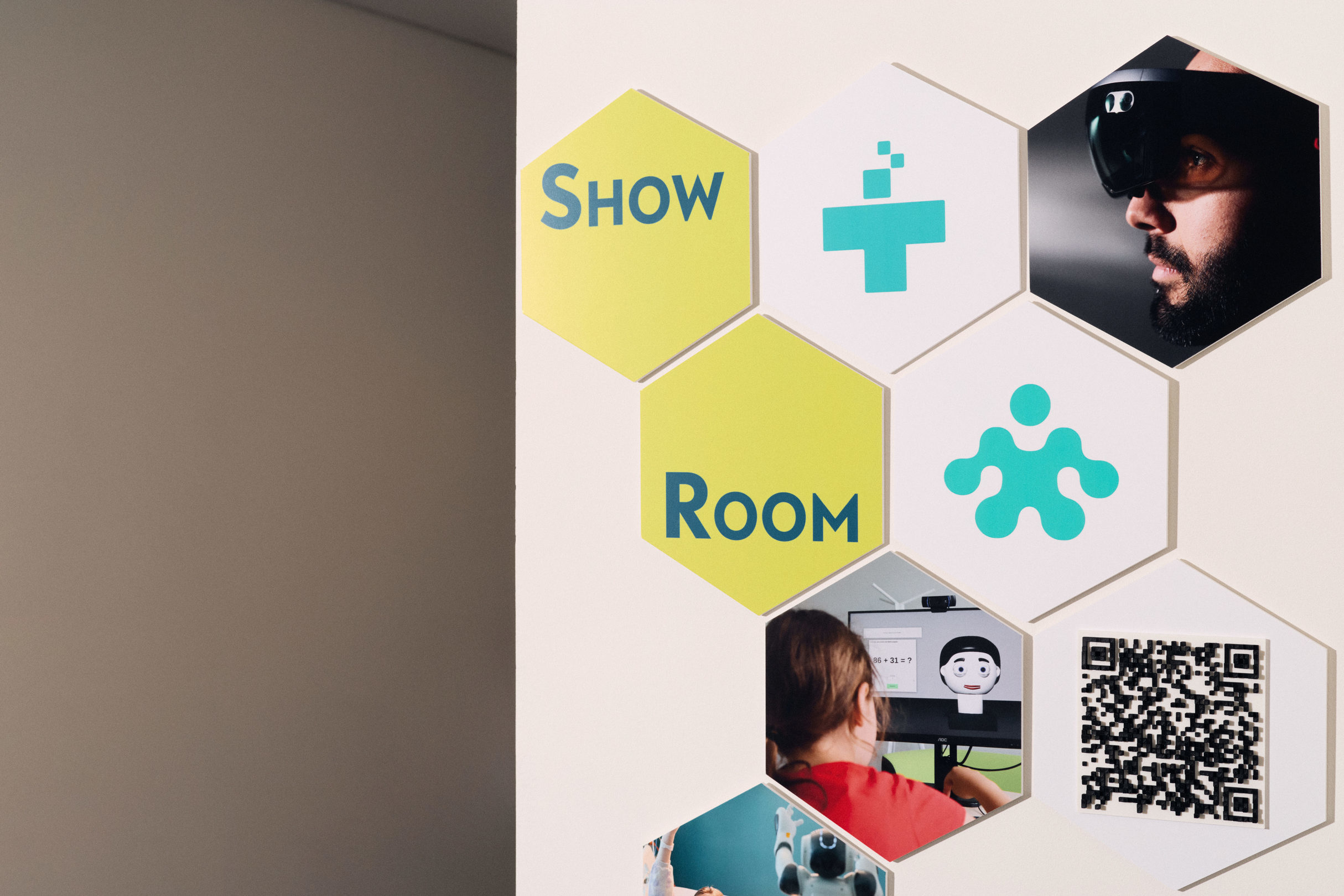 Woman stands in front of virtual robot head Flobi