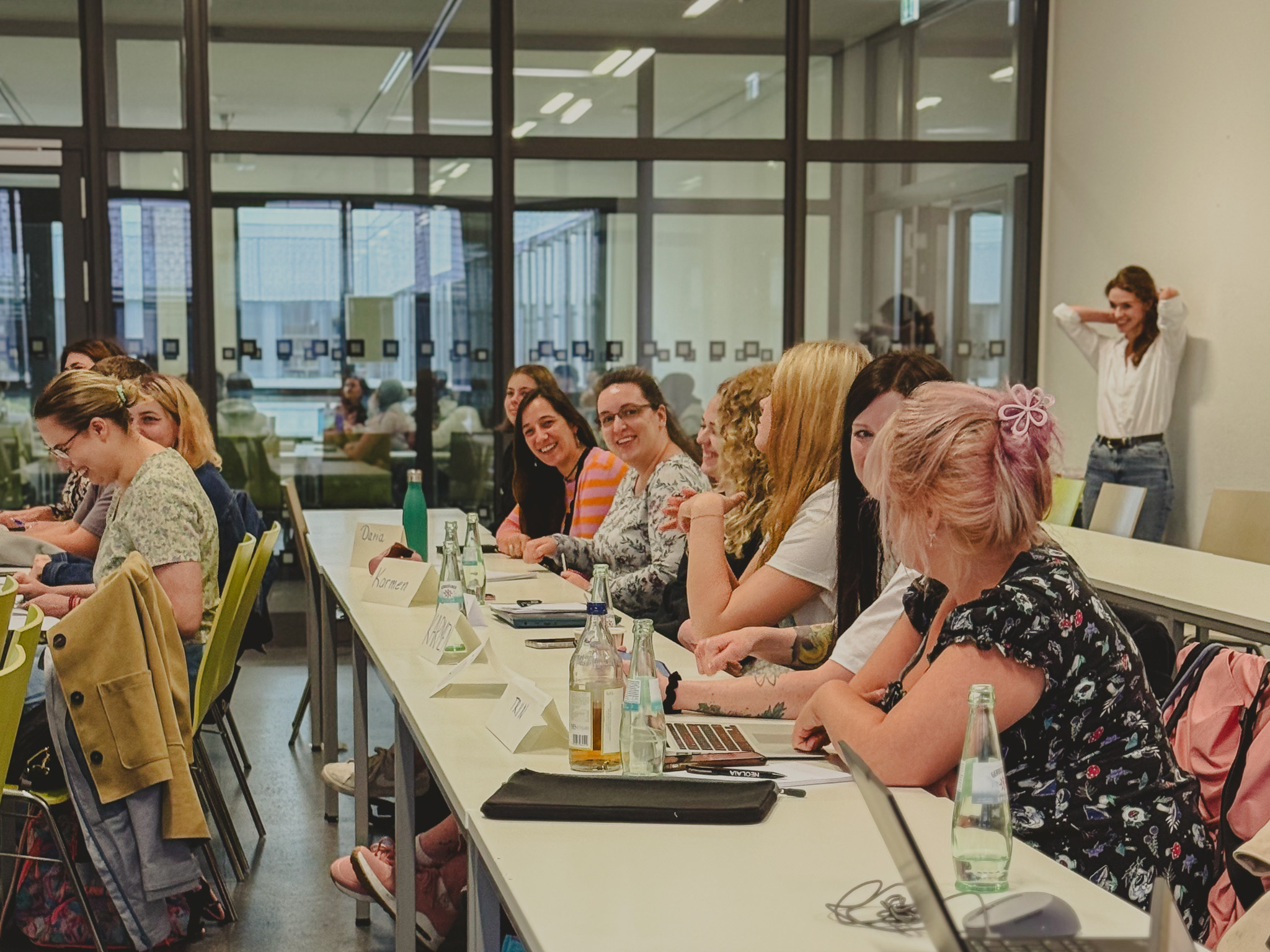 Studierende und Lehrende beim Erasmus+ Blended Intensive Programs „Youth in Pictures – Exploring Young People's Visions of a Good Life through Image Analysis and Biographical Research“