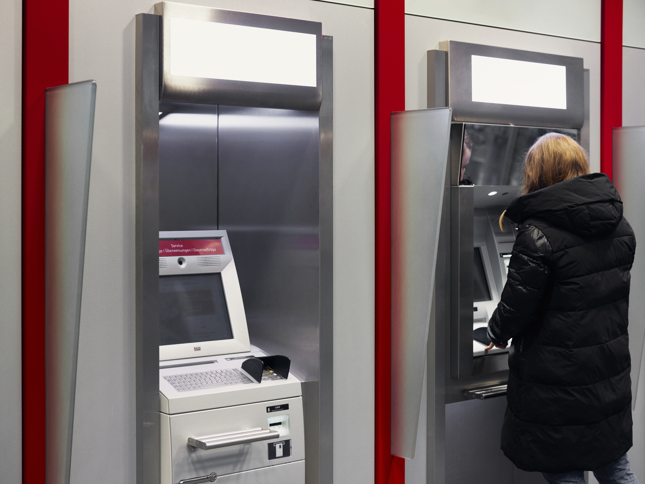 Frau hebt Geld ab