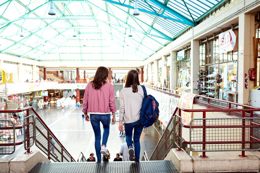 Zwei Studierende in der Unihalle