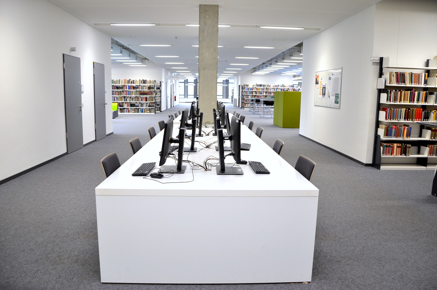 Insel mit PC-Arbeitsplätzen