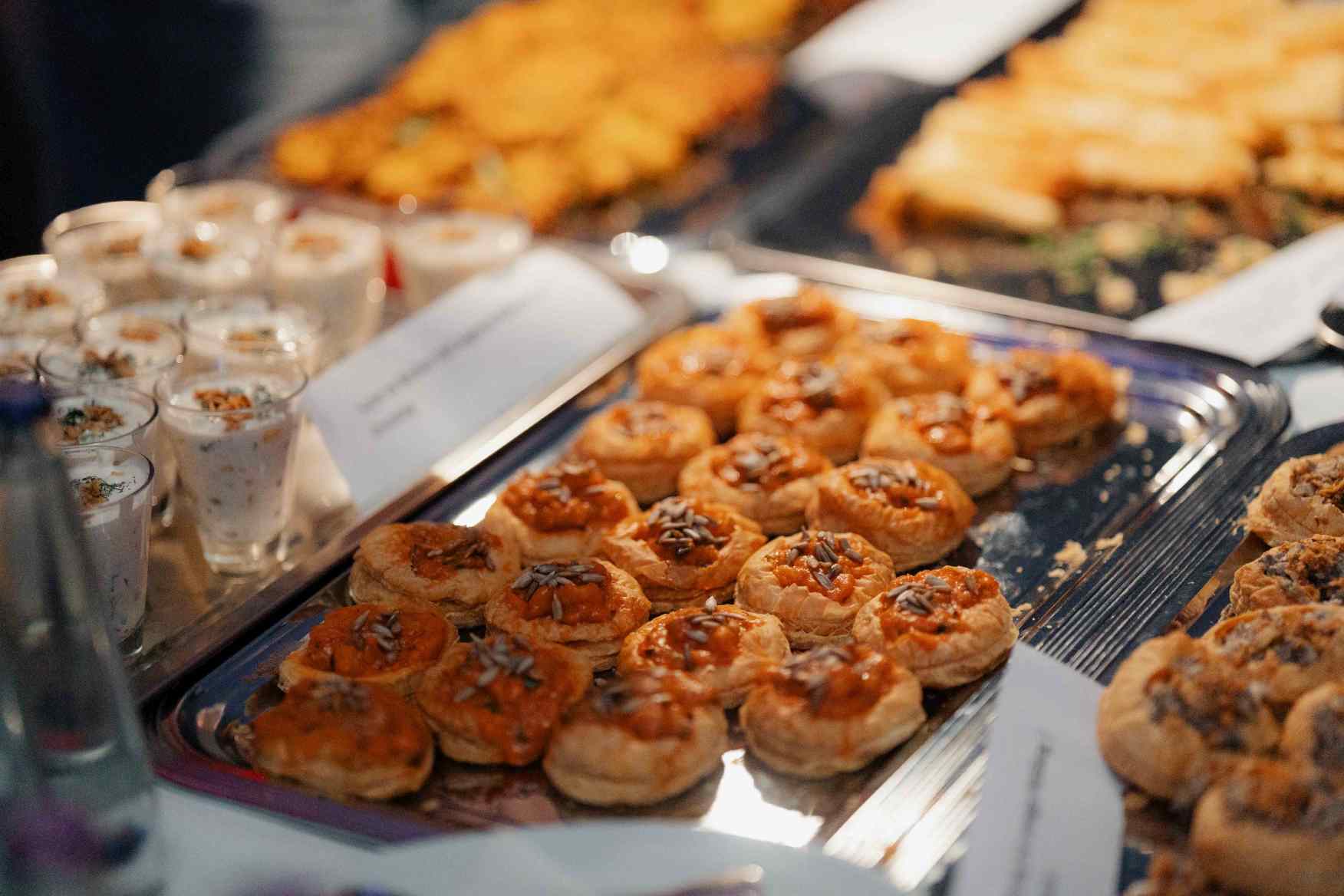 Jonglieren mit Stäben