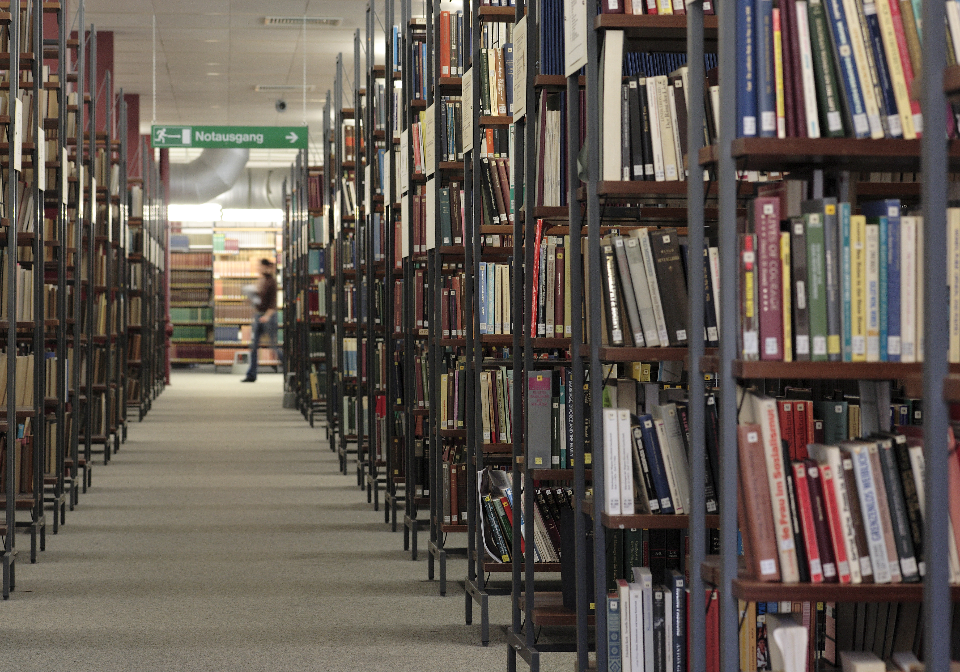 Bücherregale in einer Bibliothek