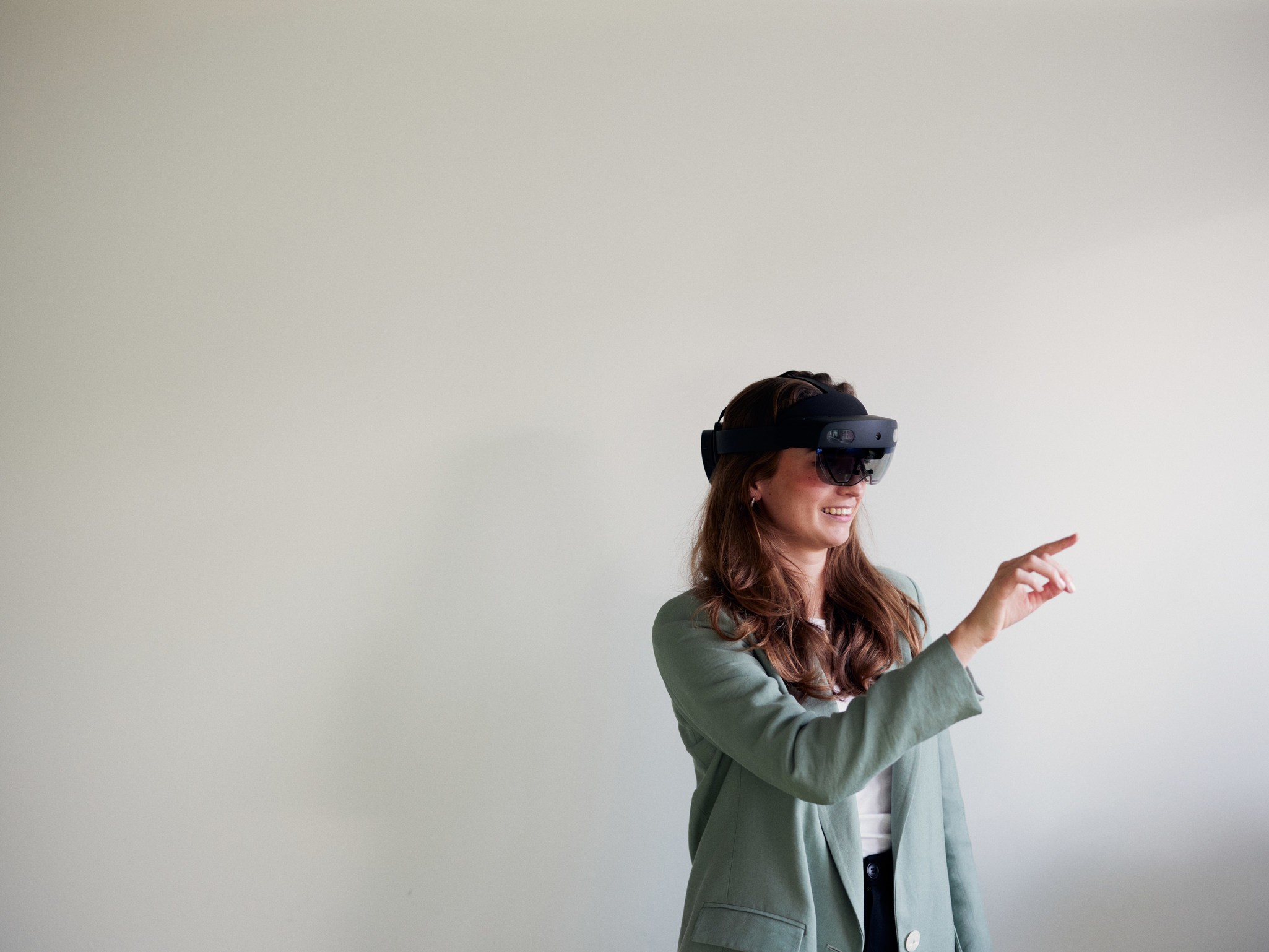 Forscherin testes das VR-Headset
