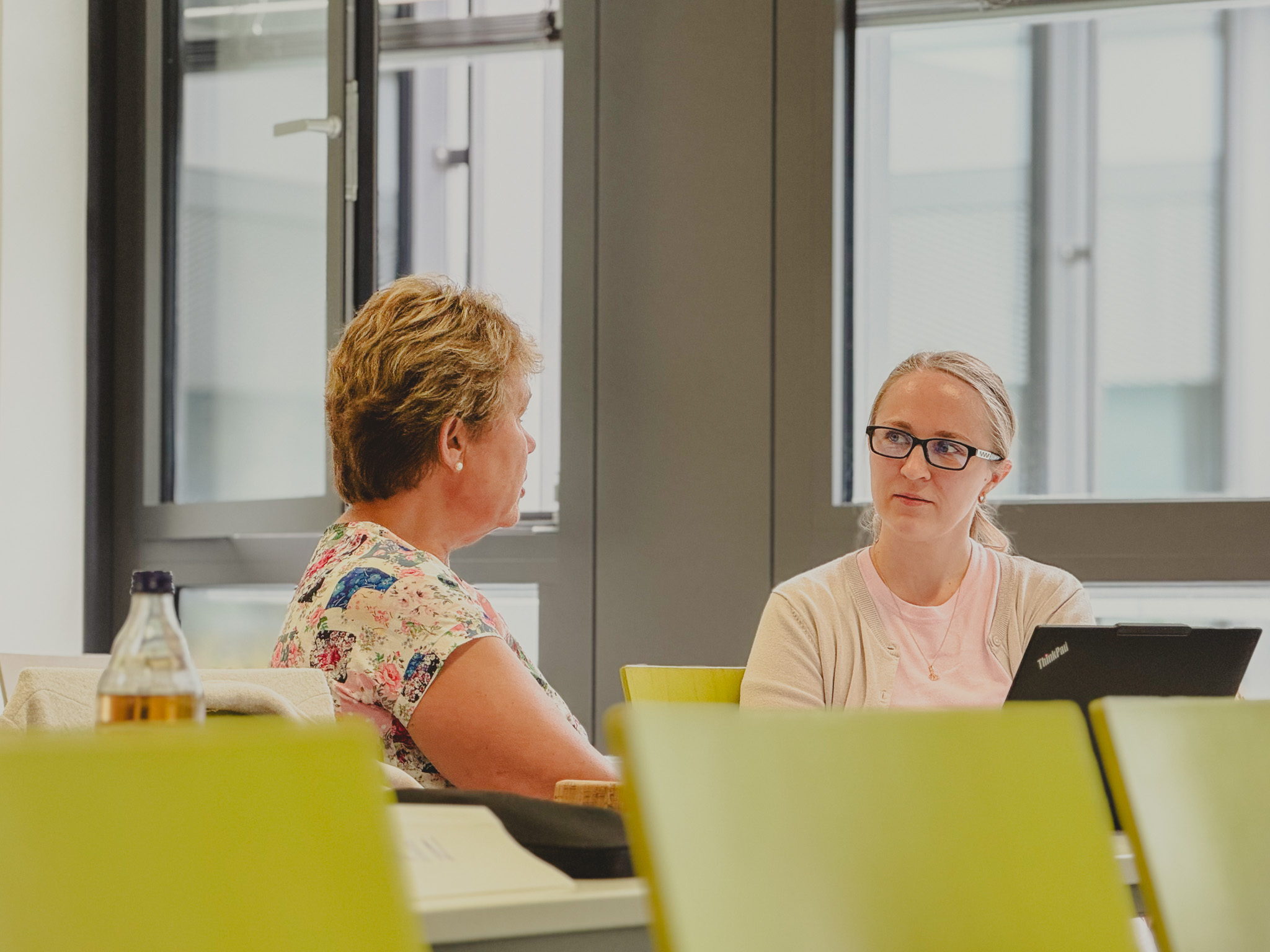Studierende und Lehrende beim Erasmus+ Blended Intensive Programs „Youth in Pictures – Exploring Young People's Visions of a Good Life through Image Analysis and Biographical Research“