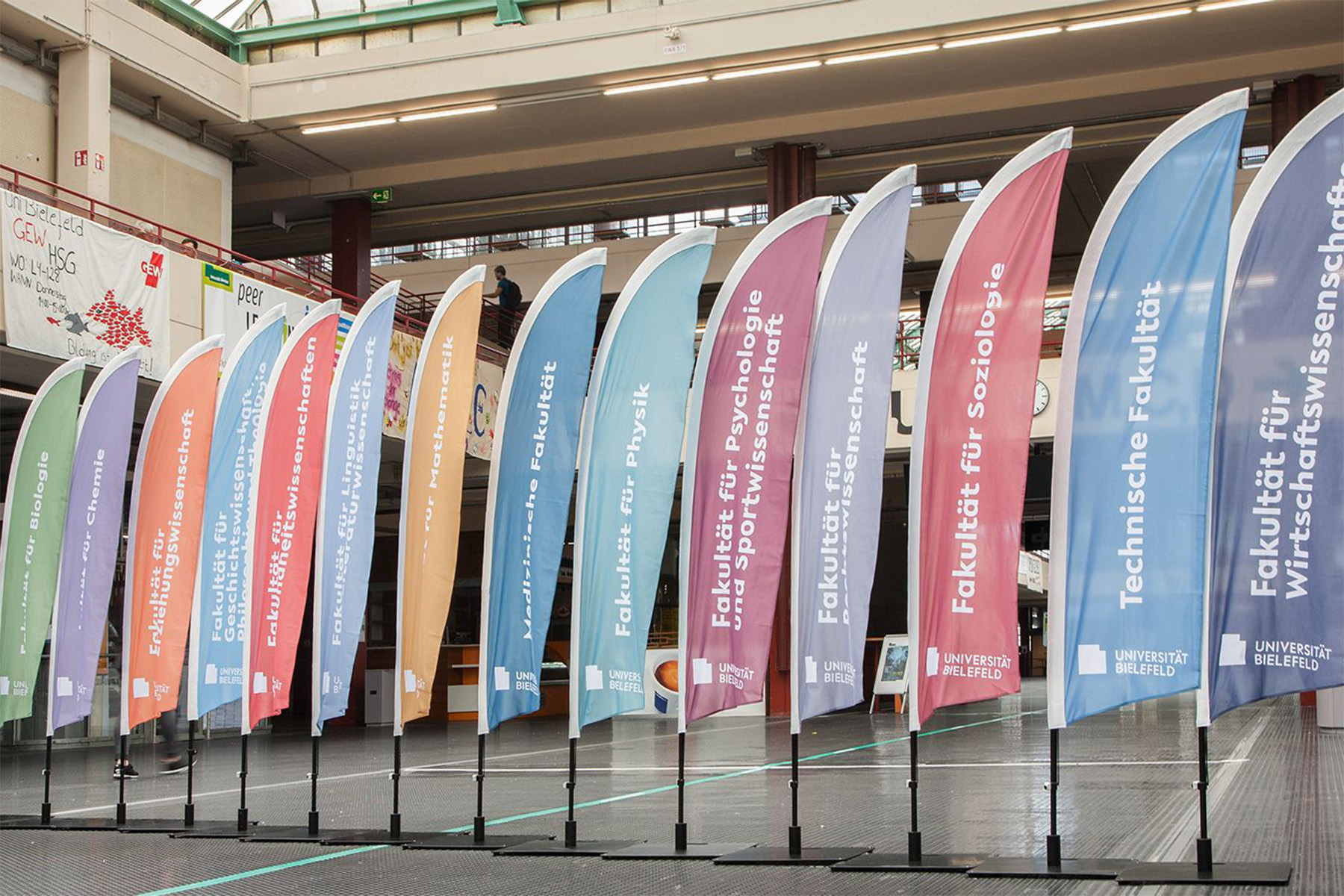 Flaggen der Fakultäten in der Unihalle