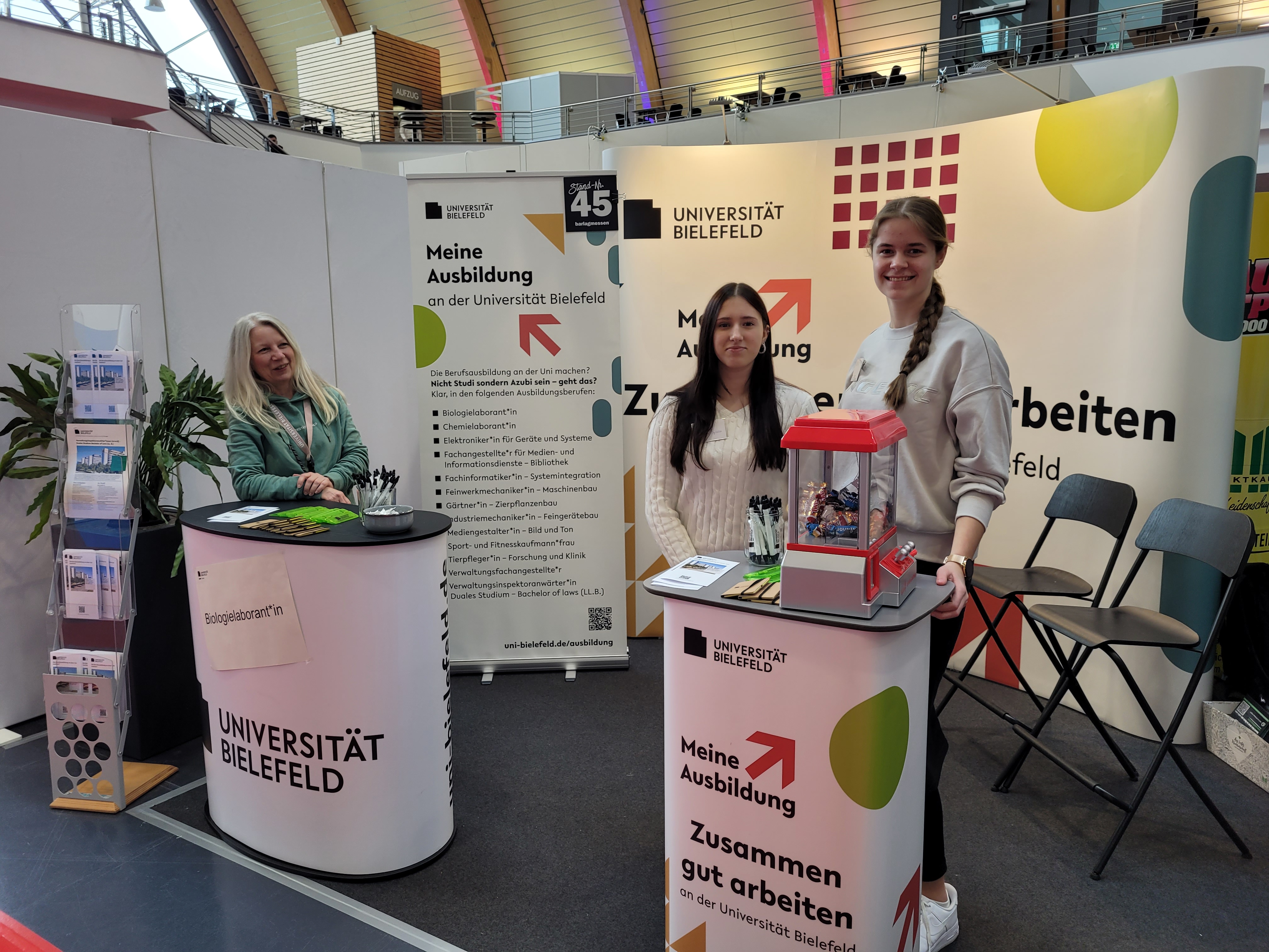 Messestand mit Verwaltungsfachangestellten