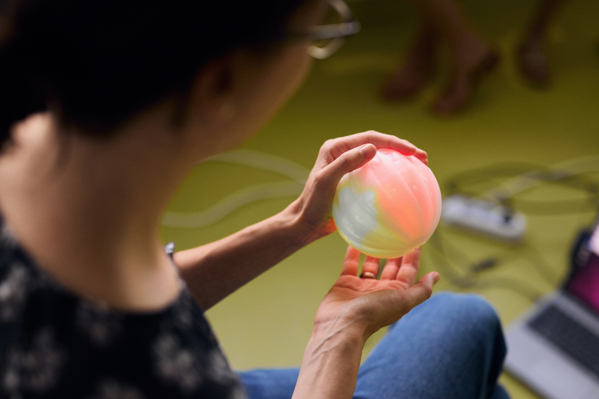Forschende hält den Ball