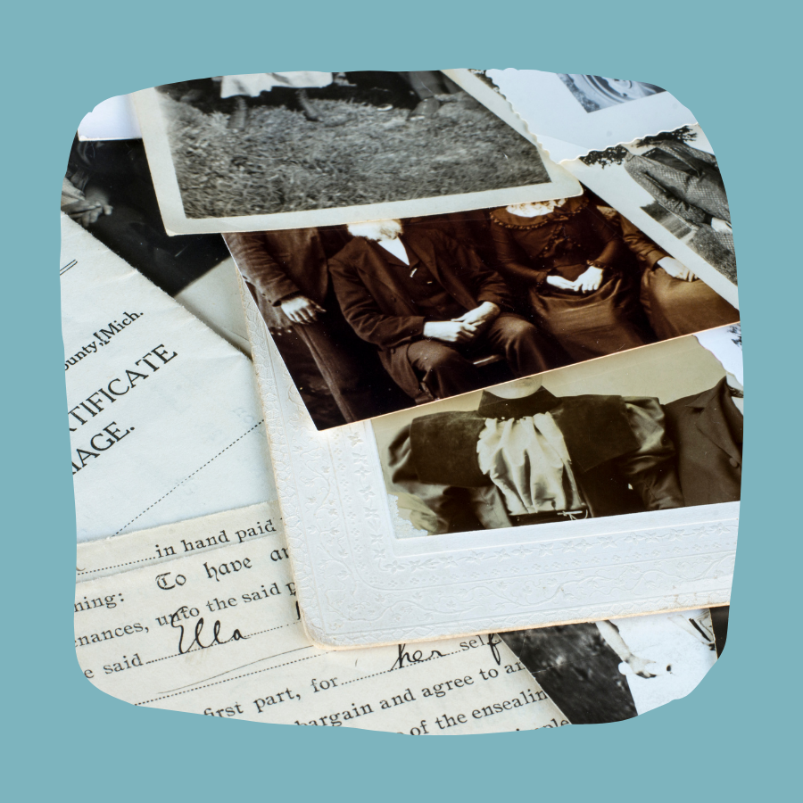 ©️Canva - Abbildung von Fotos und handschriftlichen Dokumenten