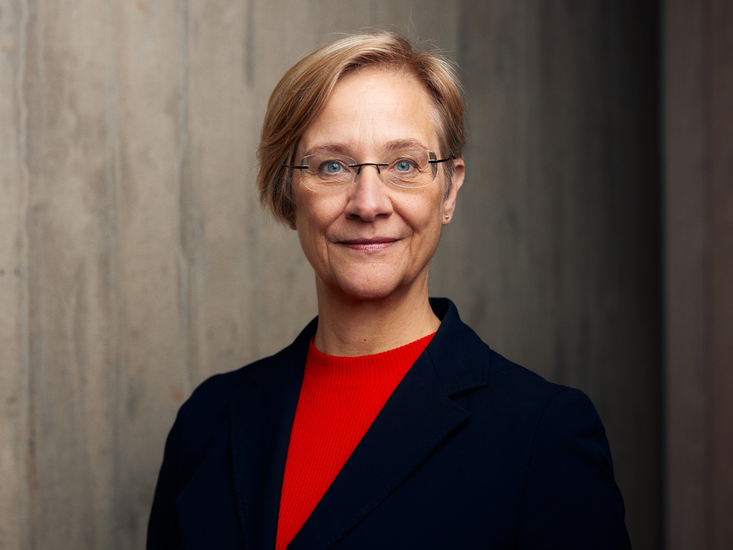 Portrait of the Rector Prof Dr Angelika Epple. She looks calmly and resolutely into the camera.