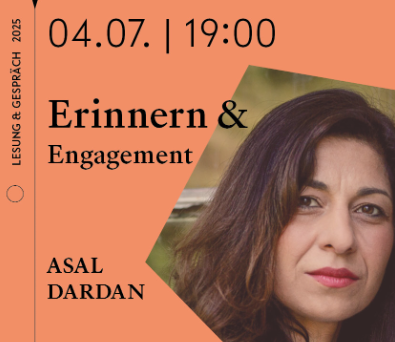 Portrait der Autorin Asal Dardan vor orangenem Hintergrund. Schriftzug "Erinnern und Engagement" und Datum 04.07.2025, 19 Uhr.