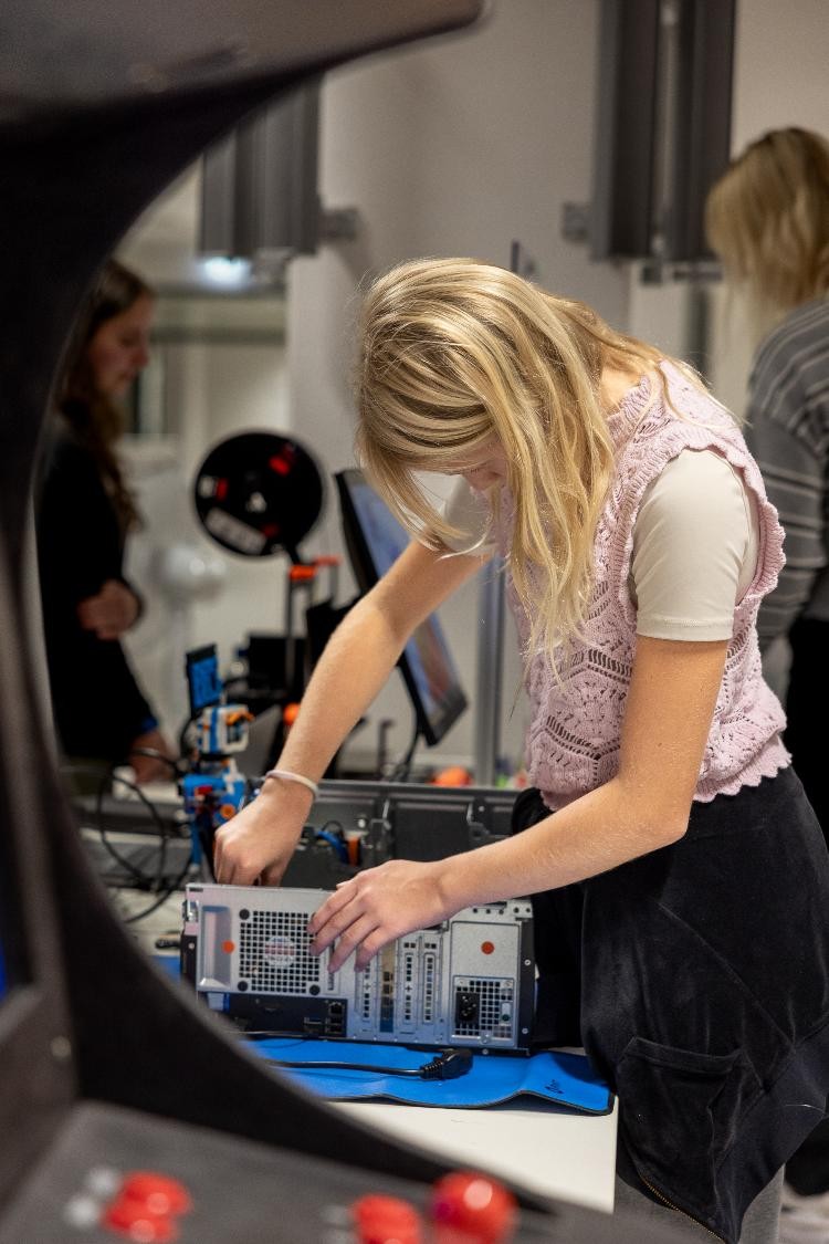 Frau an einem Technikgerät