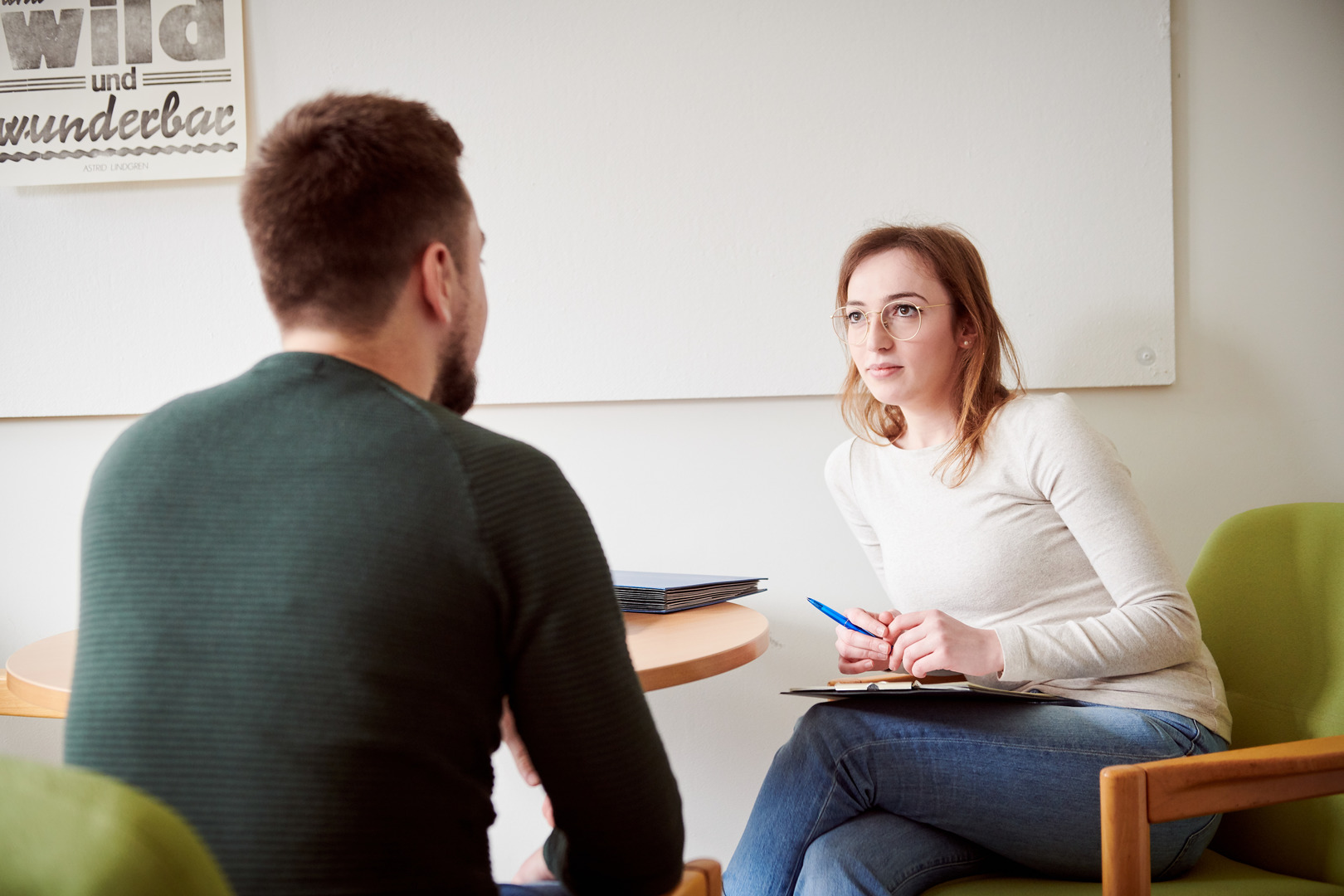 Studentin am Tisch von oben 
