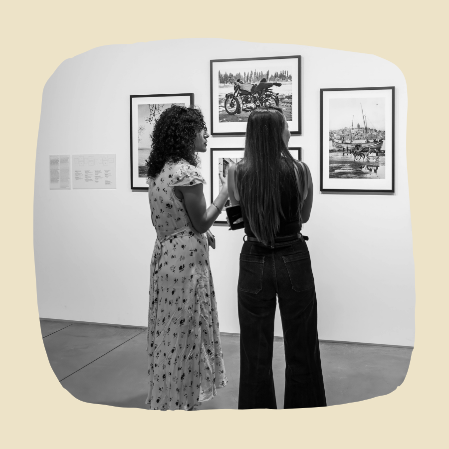 ©️Canva - Schwarz-weiß Foto von zwei Frauen in den 80ern die Fotografien betrachten