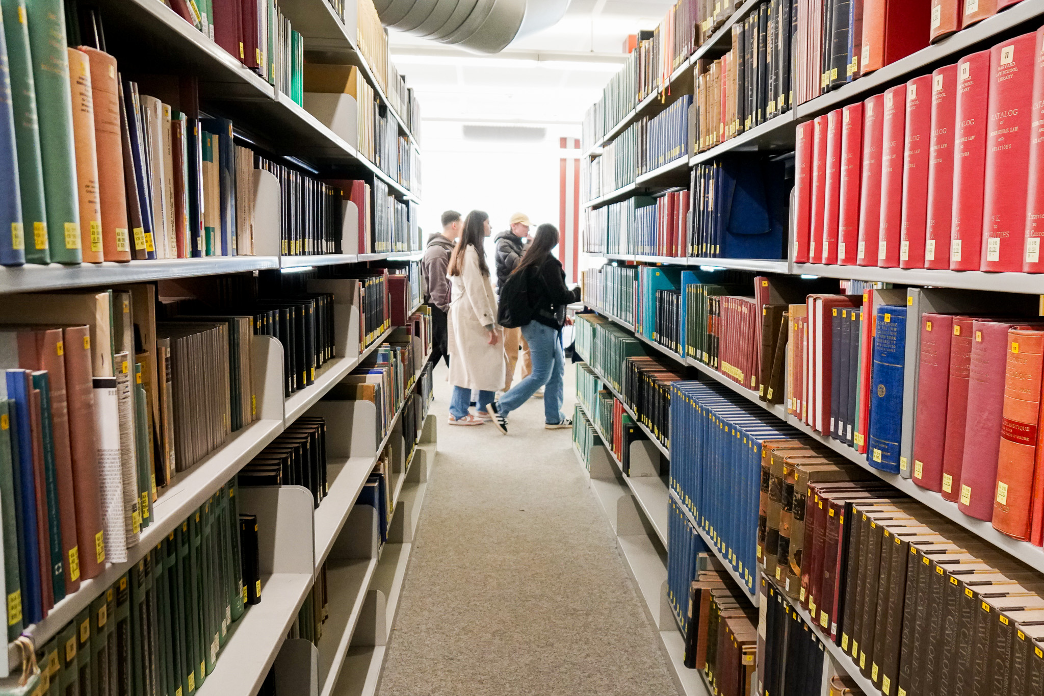 Studierende in der Fachbibliothek Rechtswissenschaft