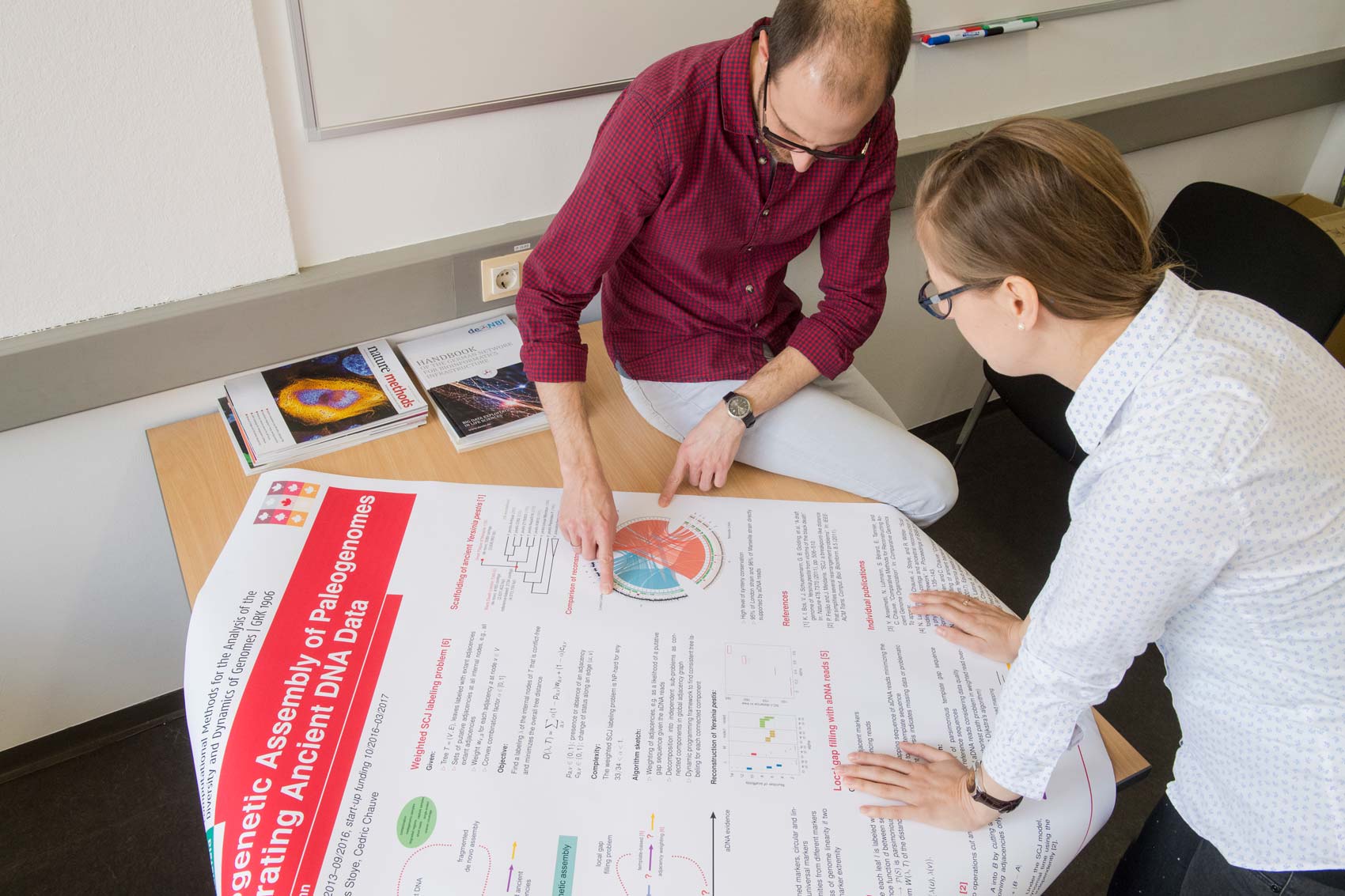 Kind und Roboter spielen zusammen