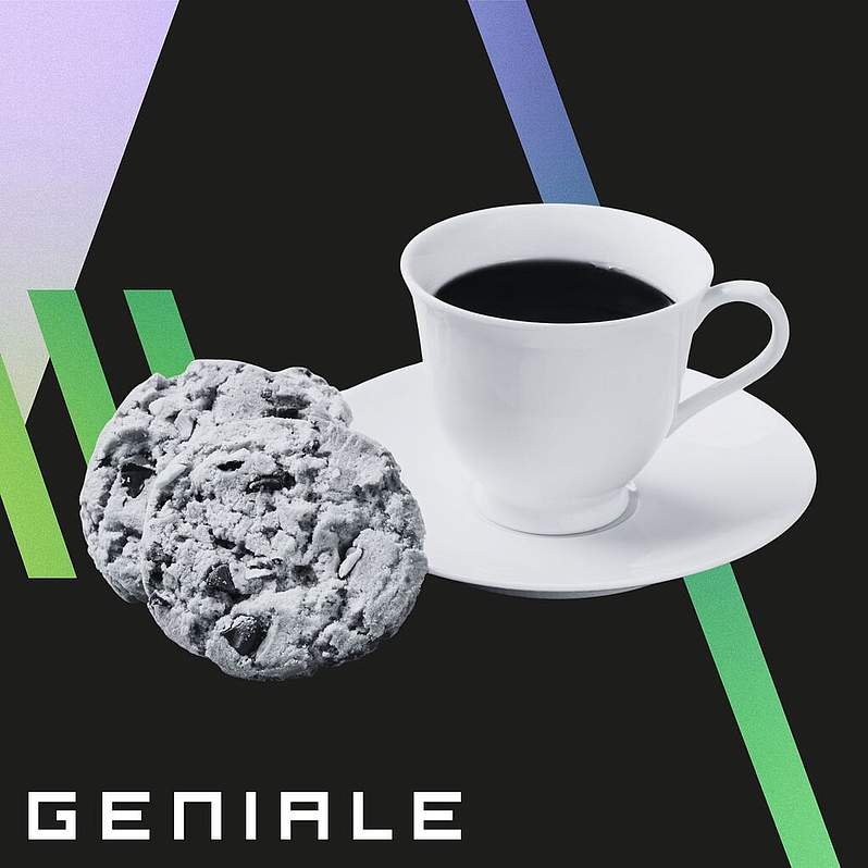 Ein Keks, eine Tasse Kaffee und der Schriftzug GENIALE