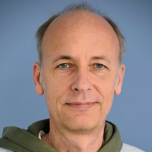 Foto von Dr. Markus Wenglorz vor einer blauen Wand