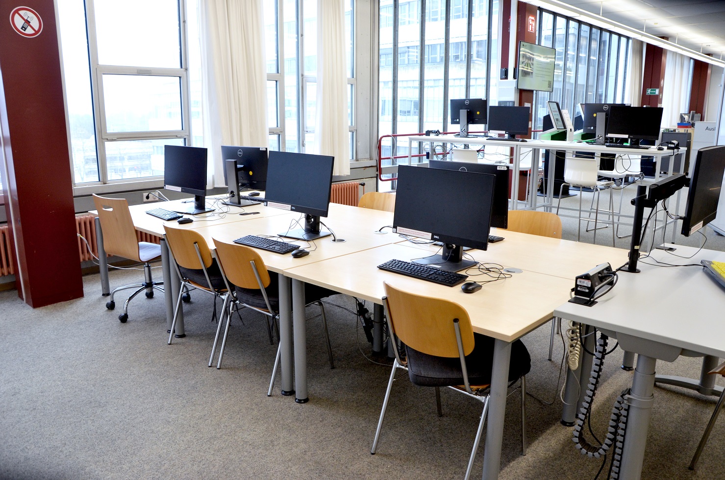 Insel mit PC-Arbeitsplätzen