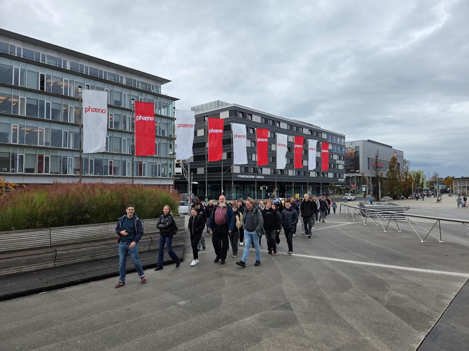 Menschen vor einem Gebäude