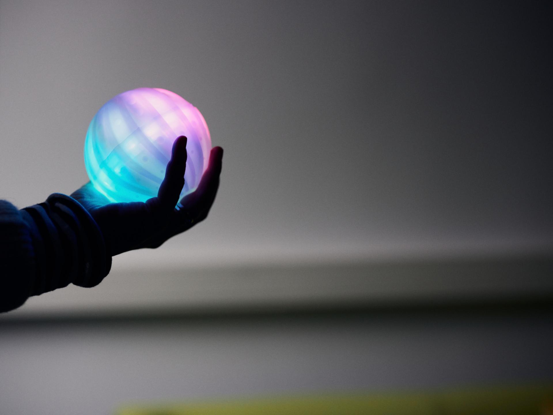 Person hält den Ball in der Hand